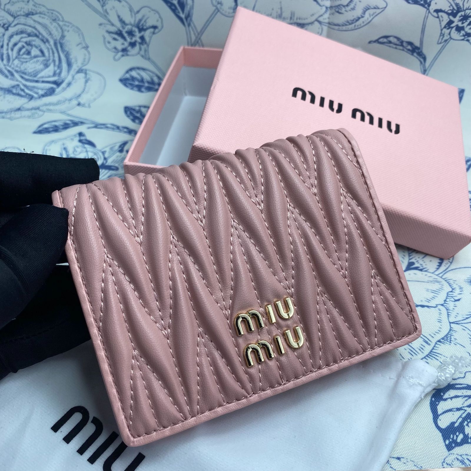 MIUMIU 折り財布 マテラッセ ピンクベージュ 【即発・新品未使用 ...