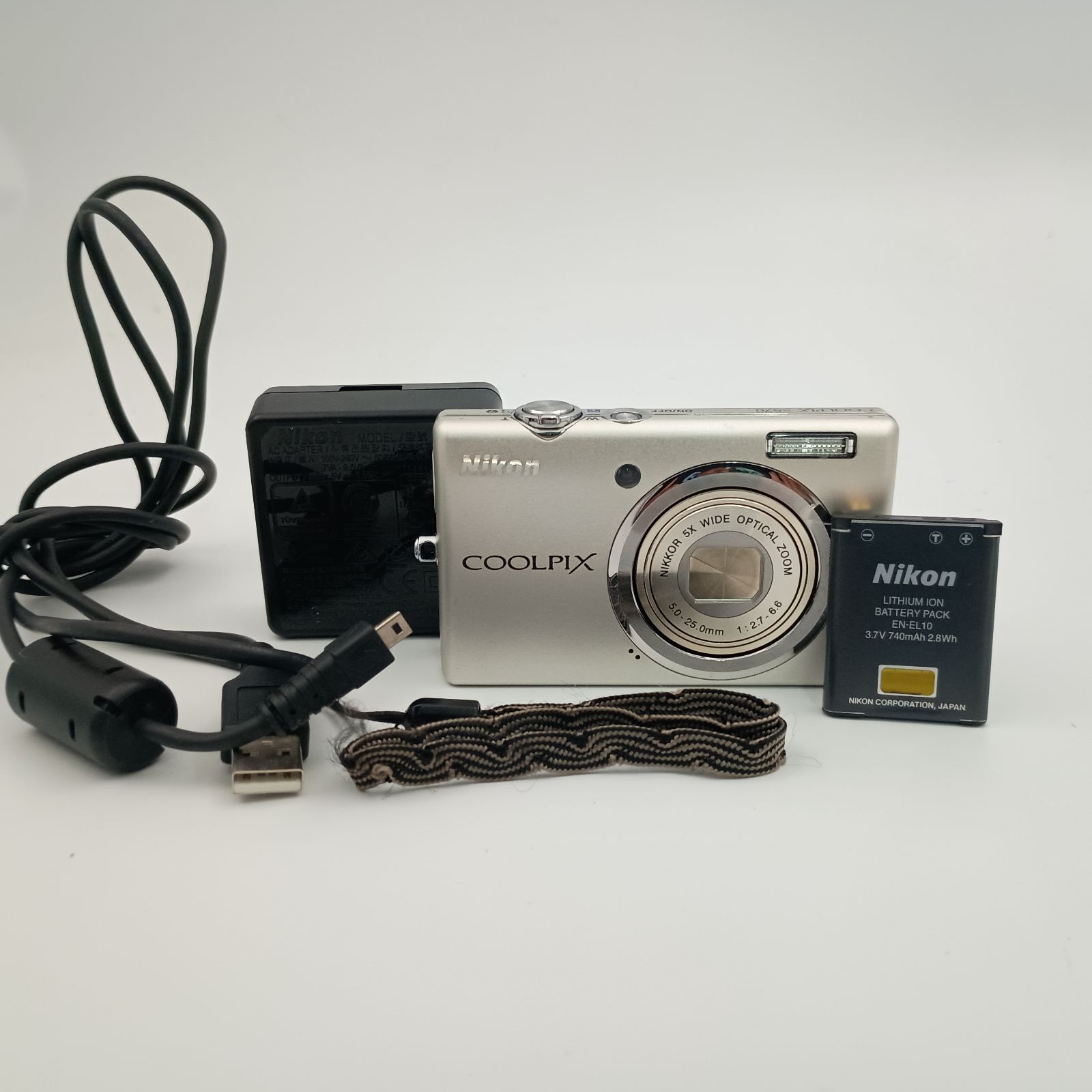 Nikon Coolpix S570 Compact DIGITAL Camera Silver シルバー