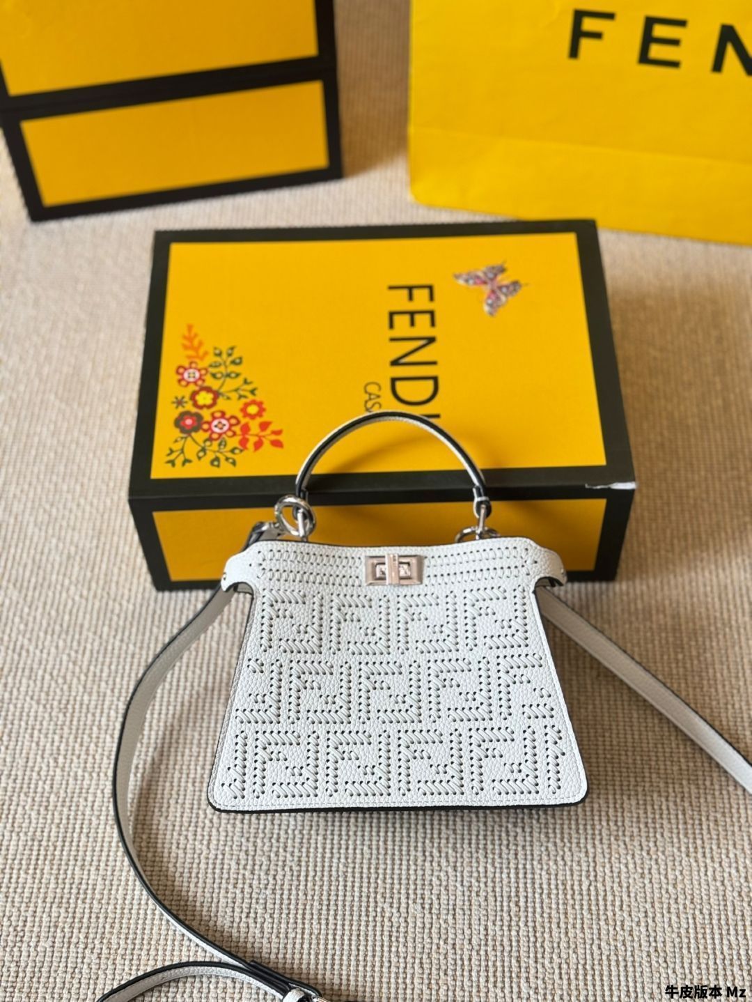 今日 Fendi フェンディ ホワイト クオイオ ロマーノ ハンドバッグ 19-MM輸入