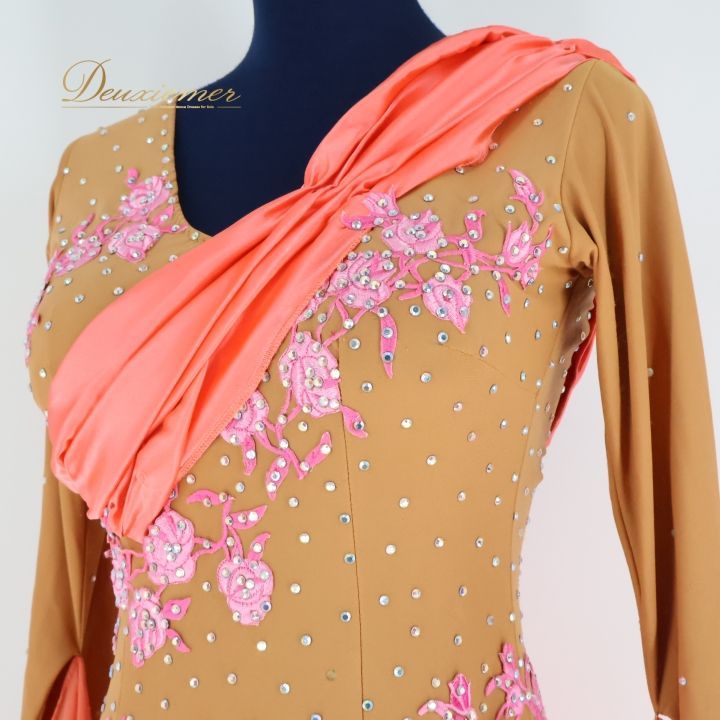 サーモンピンク