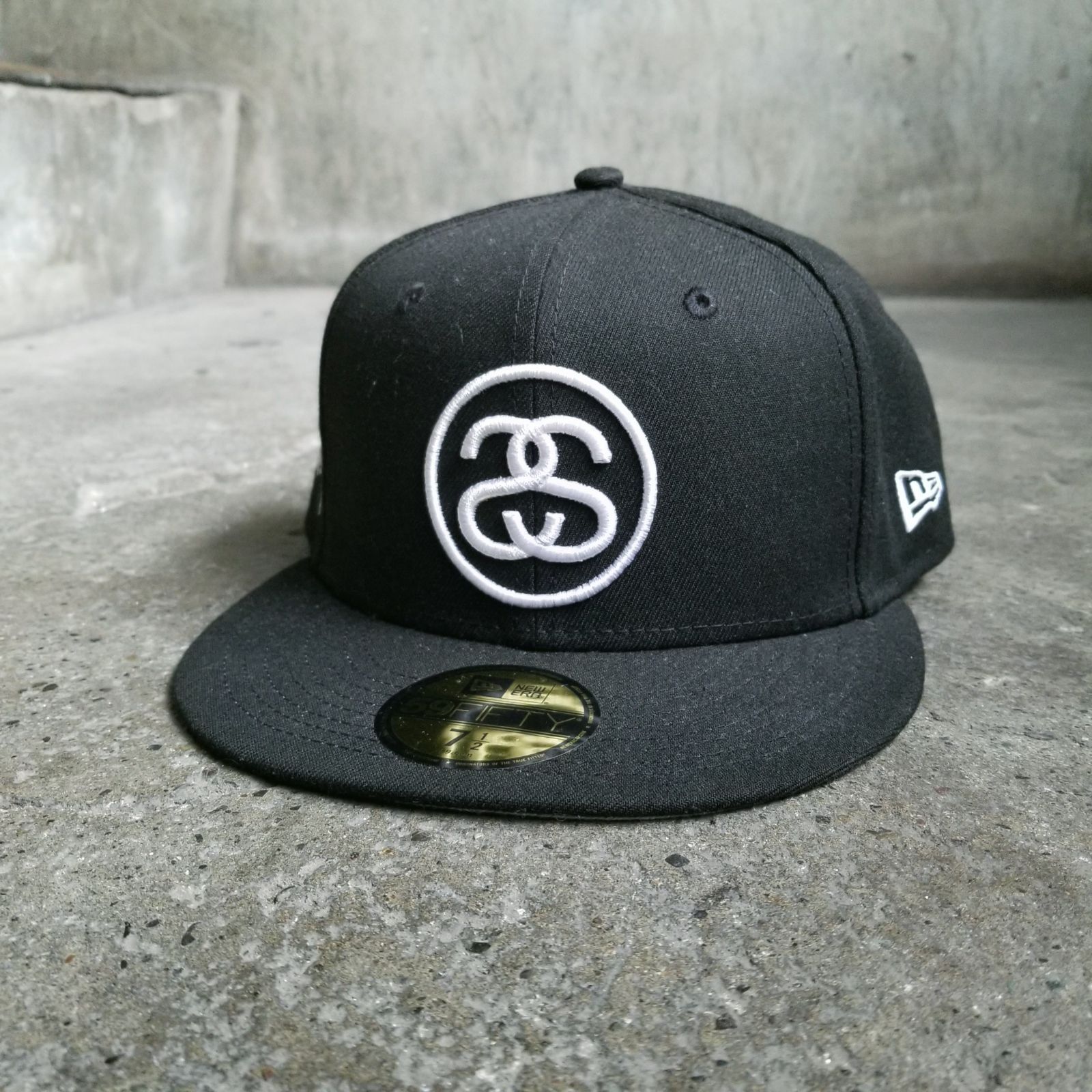STUSSY New Era 7 4/1 キャップ 帽子 日本未発売 stussy×New Era LA刺繍キャップ ブラック サイズ 7 5/8｜【公式