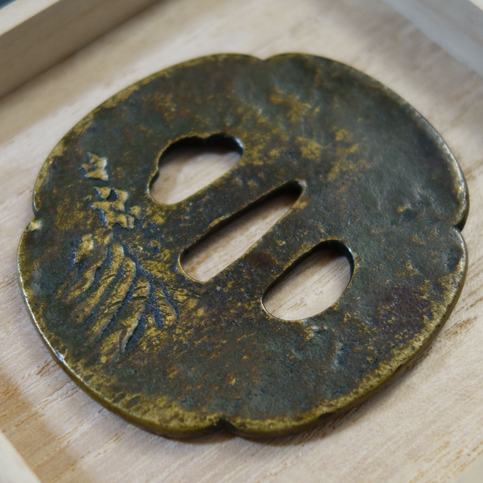 鍔 【 真鍮地 林亭高士図鍔 】 日本刀 刀装具 鐔 骨董 古美術