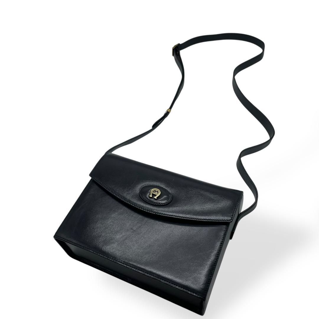 AIGNER　アイグナー　ショルダーバッグ　斜め掛け　レザー　イタリア製　レトロ AIGNER アイグナー ショルダーバッグ 斜め掛け レザー