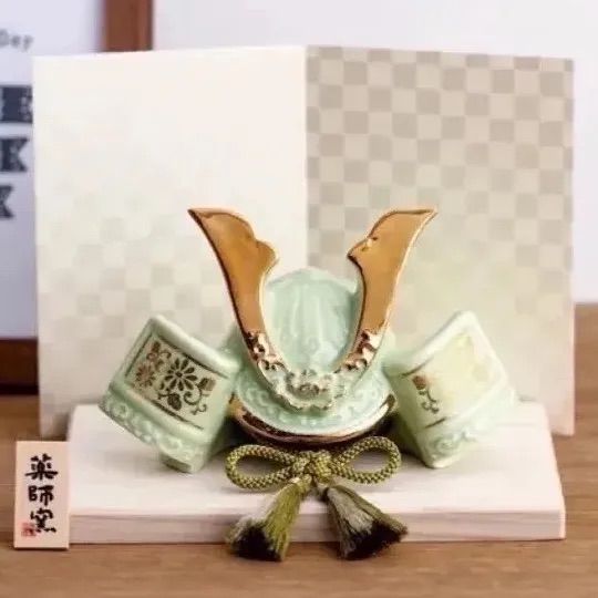 五月人形 兜飾り 薬師窯 こどもの日 初節句 五月飾り 子供の日 節句飾り 端午の節句 節句人形 兜 陶器 屛風付き コンパクト 染絵出世兜 若緑 和モダン インテリア オブジェ シンプル 玄関飾り 季節飾り 小さい兜