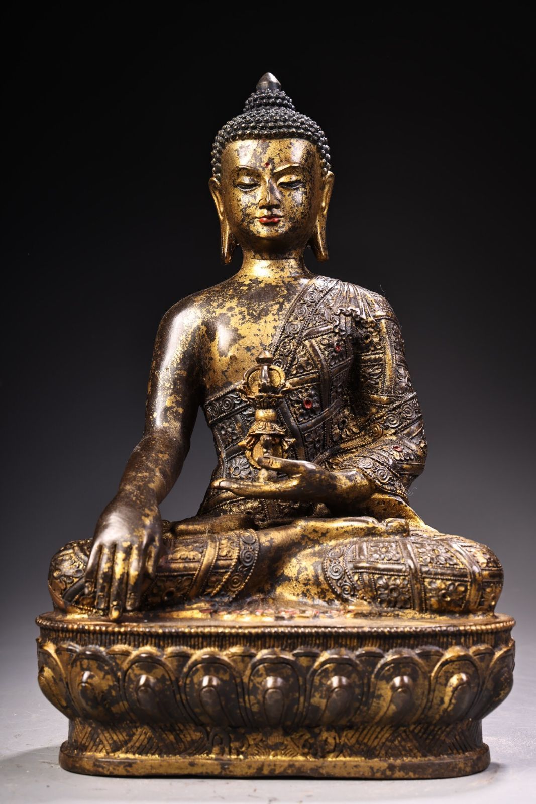 旧家蔵出し 銅製 泥金 浮彫 鏨刻 釋迦牟尼像 仏像 密宗密教 供養品 古美術品 収集家