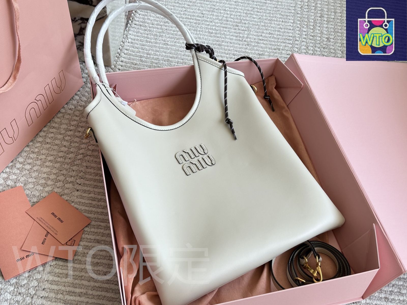 MIU出品になります。 MIU MIU 2025年新作 トートバッグ - スタイリッシュな大型サイズ
