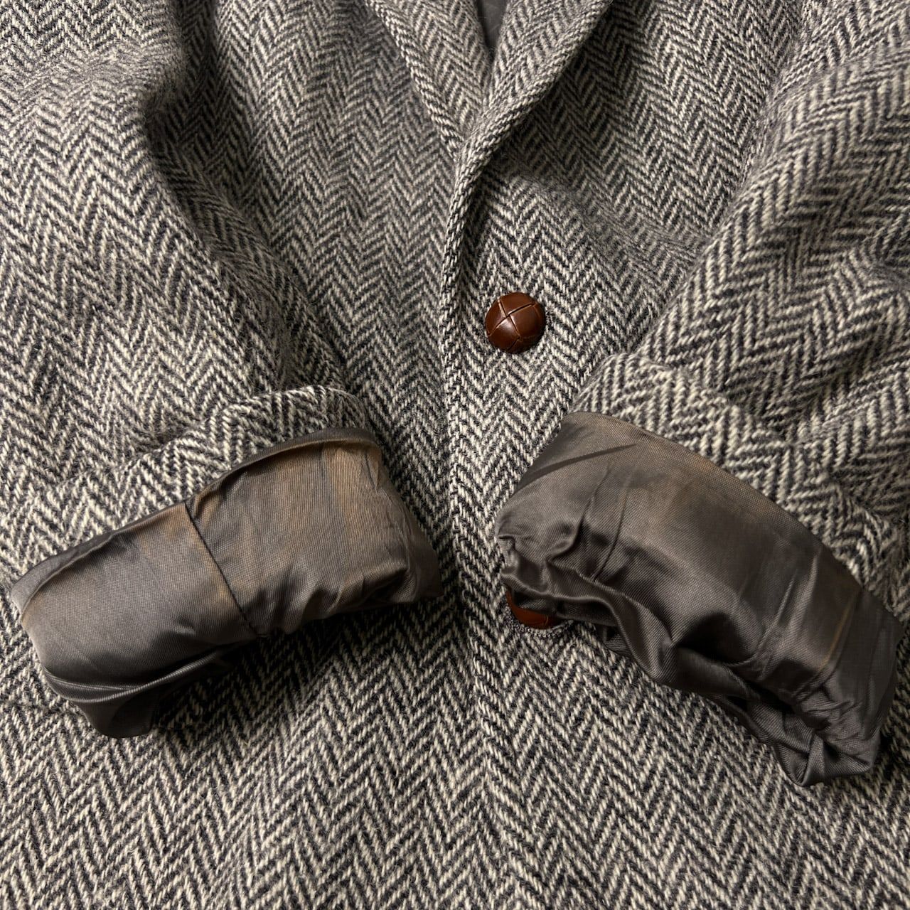 USA製 ハリスツイード くるみボタン 2B ジャケット Harris Tweed グレー系カラー 厚手 大きめサイズ クリーニング済み  Harris Tweed ハリスツイード USA製 ヘリンボーン くるみボタン 2B