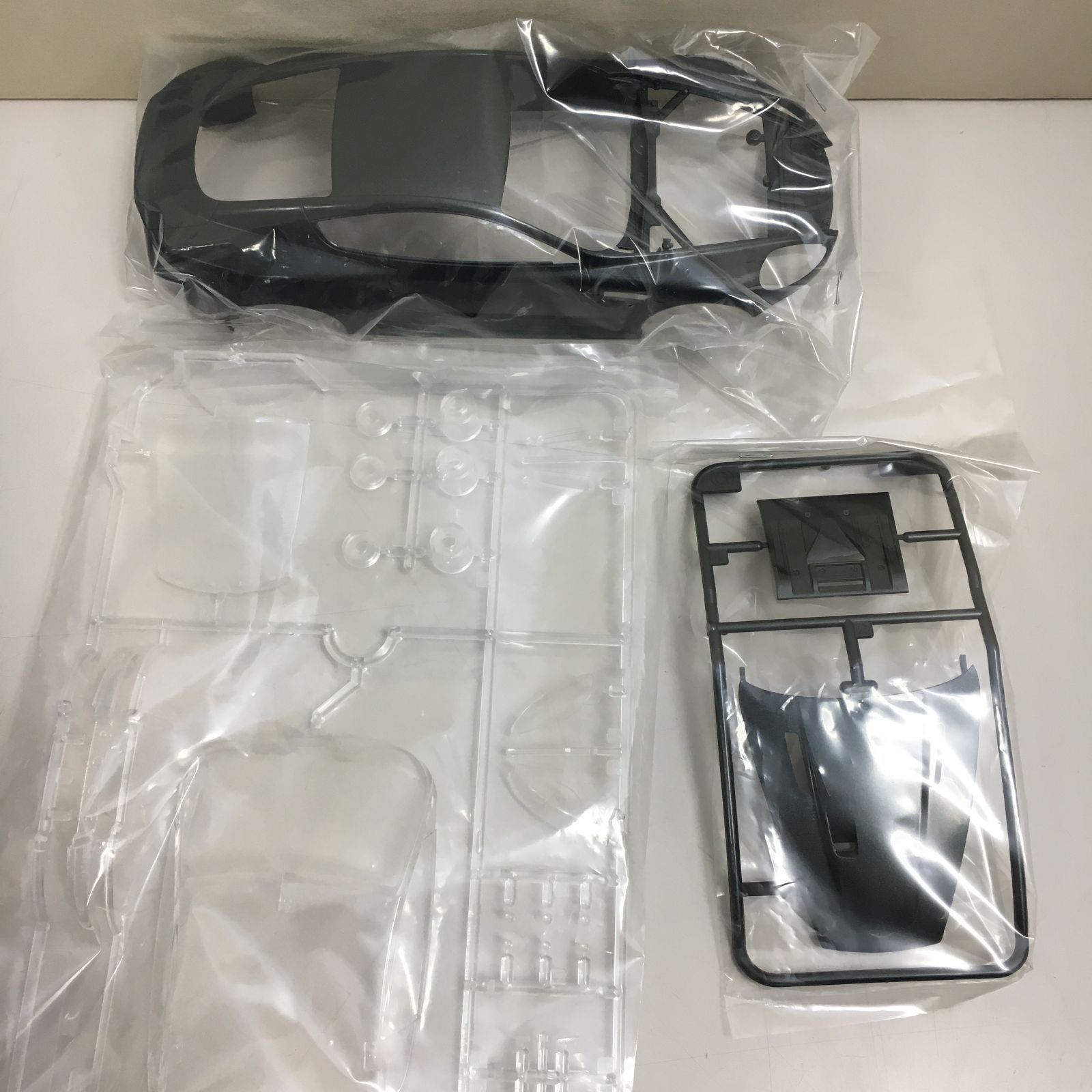 タミヤ アストンマーティンAston Martin DBS 1/24 未組立品 タミヤ 1/24 アストンマーティン DBS ASTON MARTIN 未組み立て品