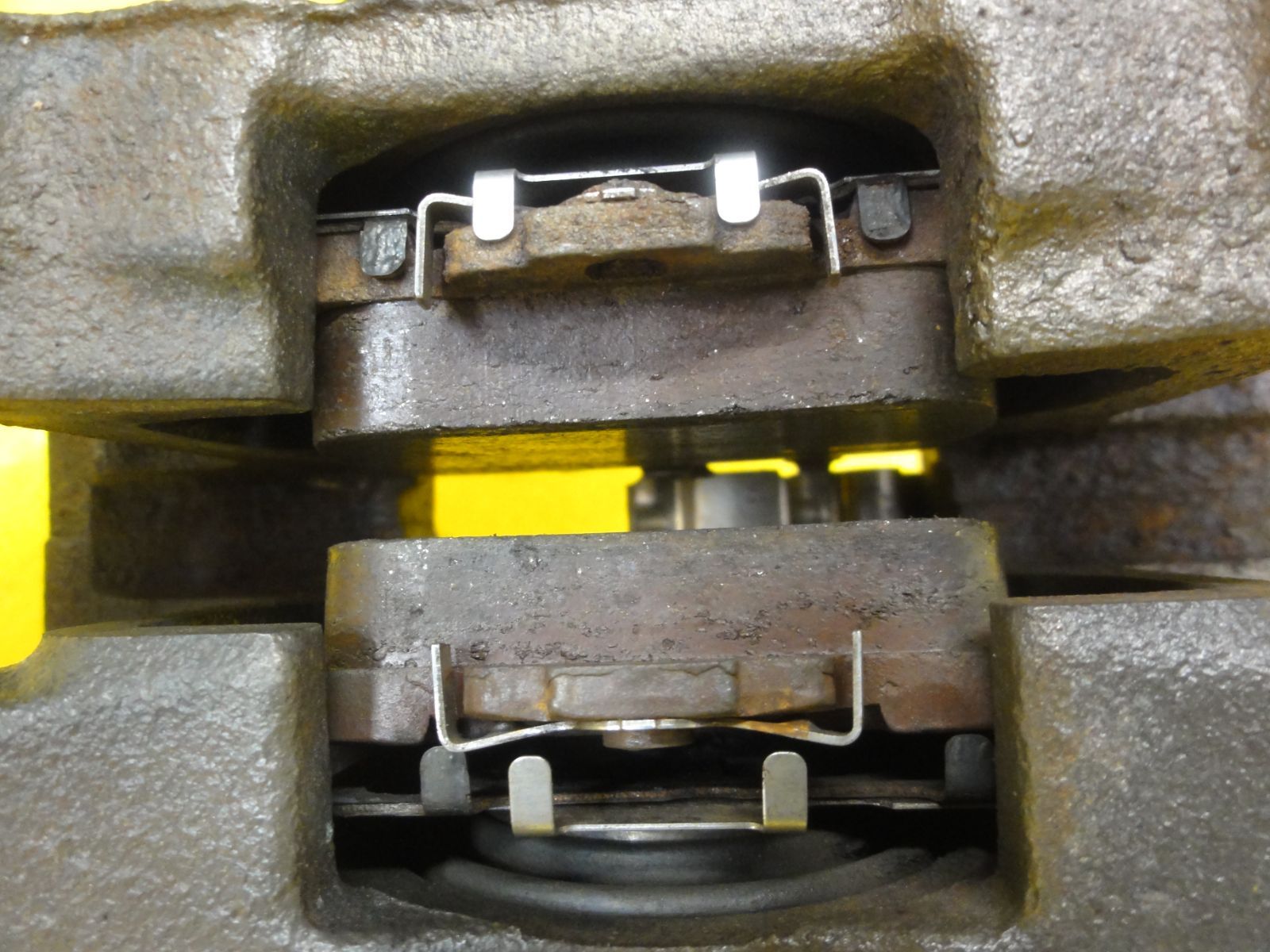 ブレーキキャリパー 左