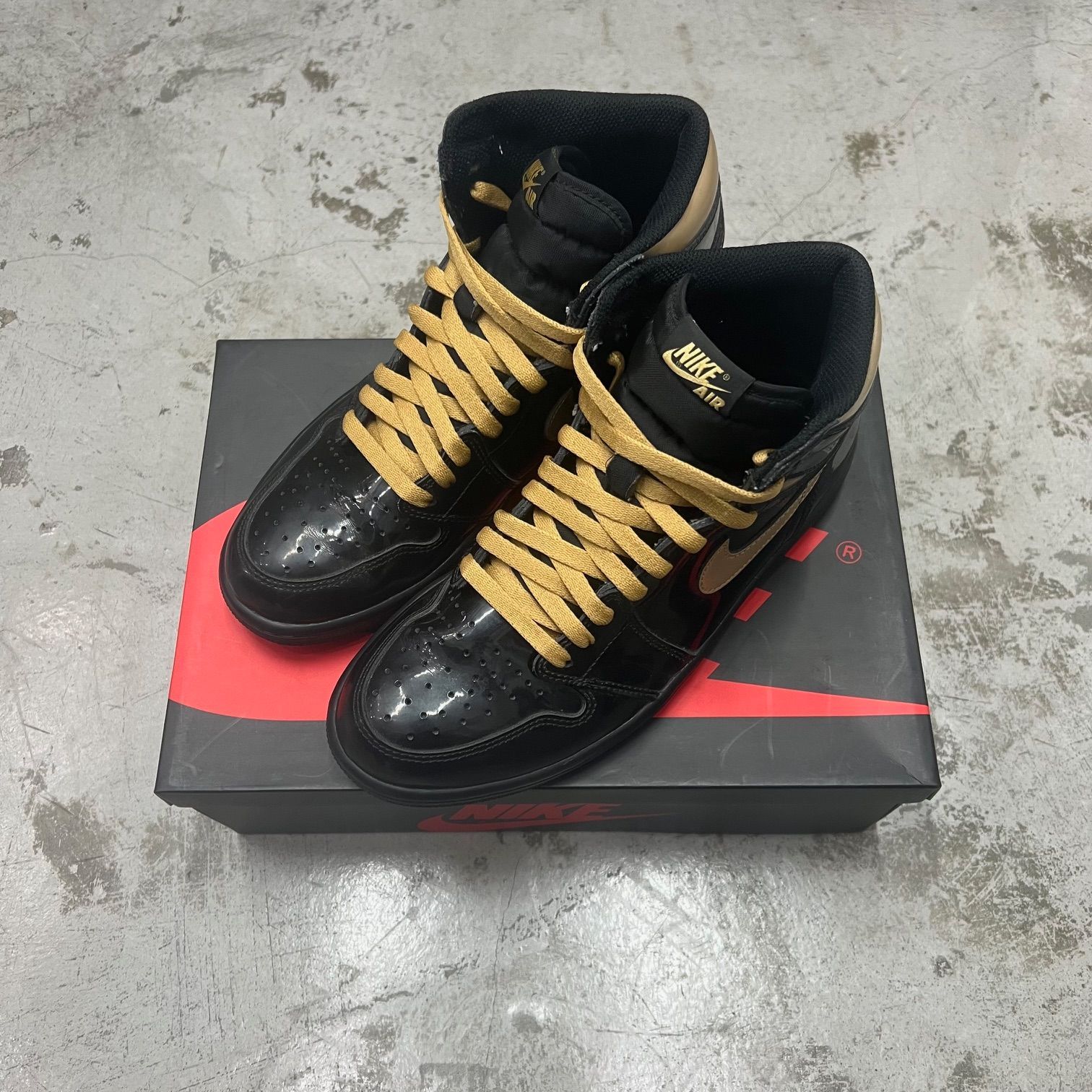 Nike Air Jordan ブラック/ゴールド シューズ 国内11月30日発売予定】ナイキ エア ジョーダン 1 レトロ ハイ
