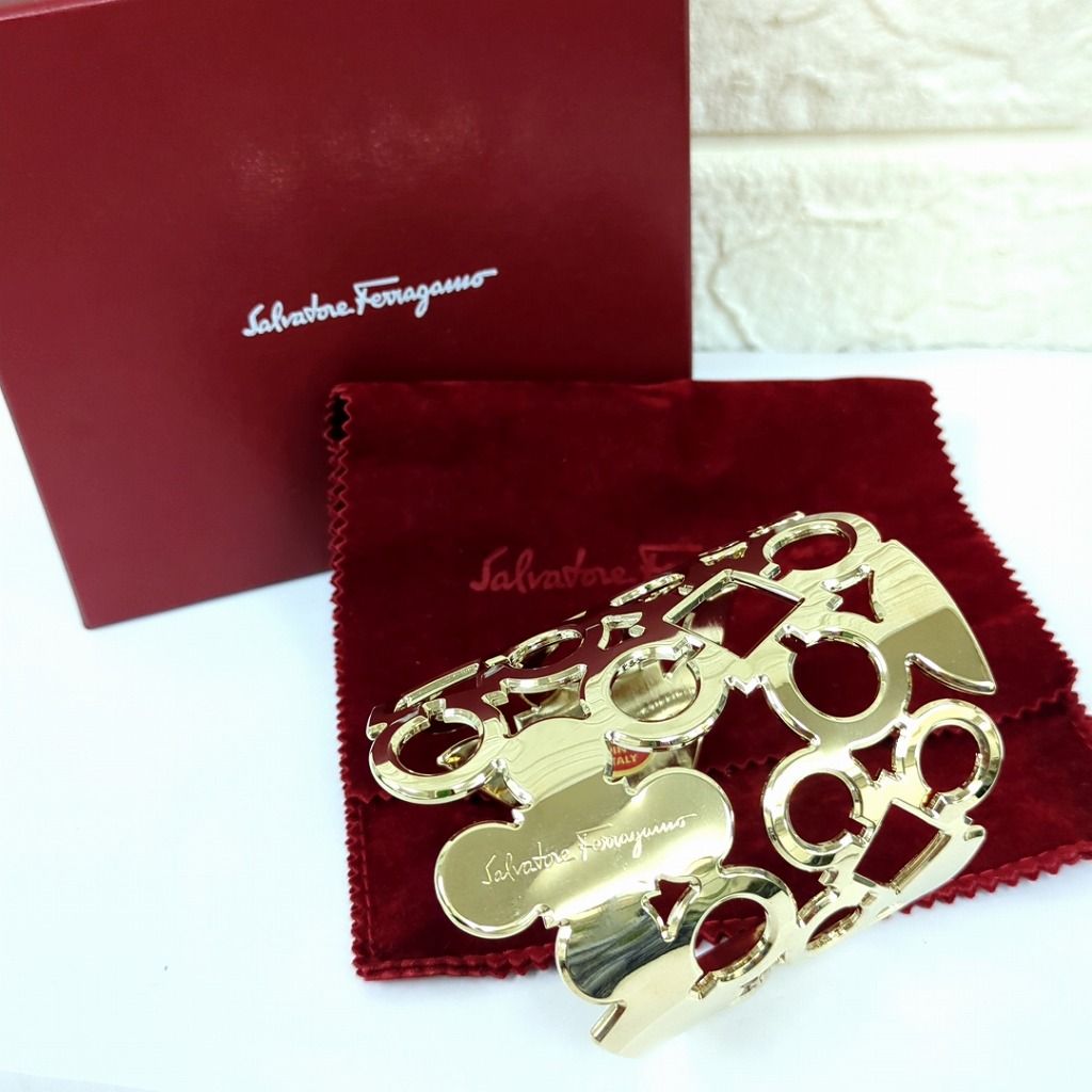 サルヴァトーレフェラガモ バングル ブレストレット ゴールドカラー イタリア製