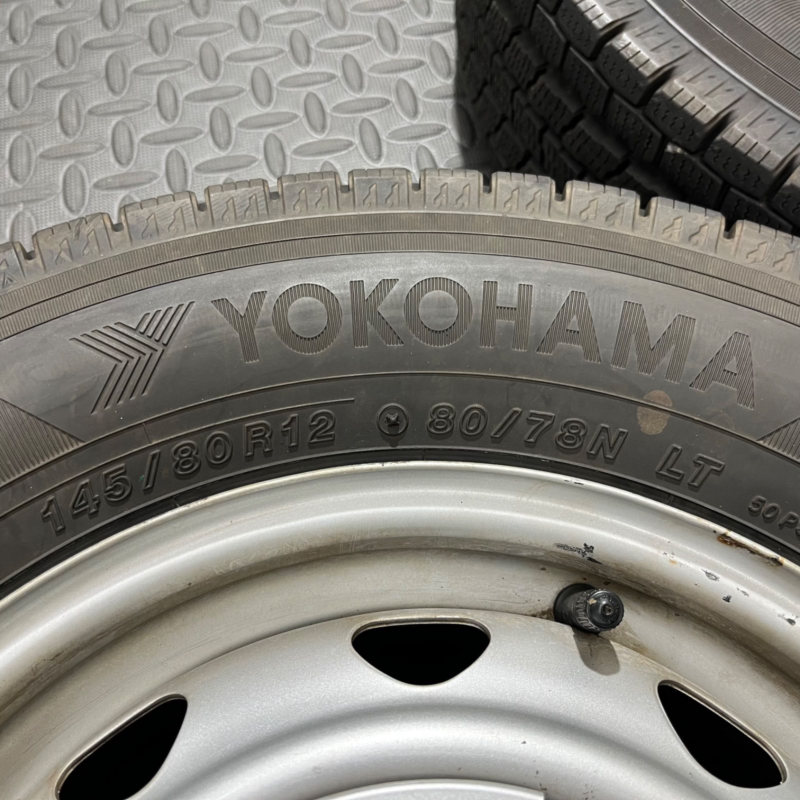 スタッドレスタイヤ 冬タイヤ