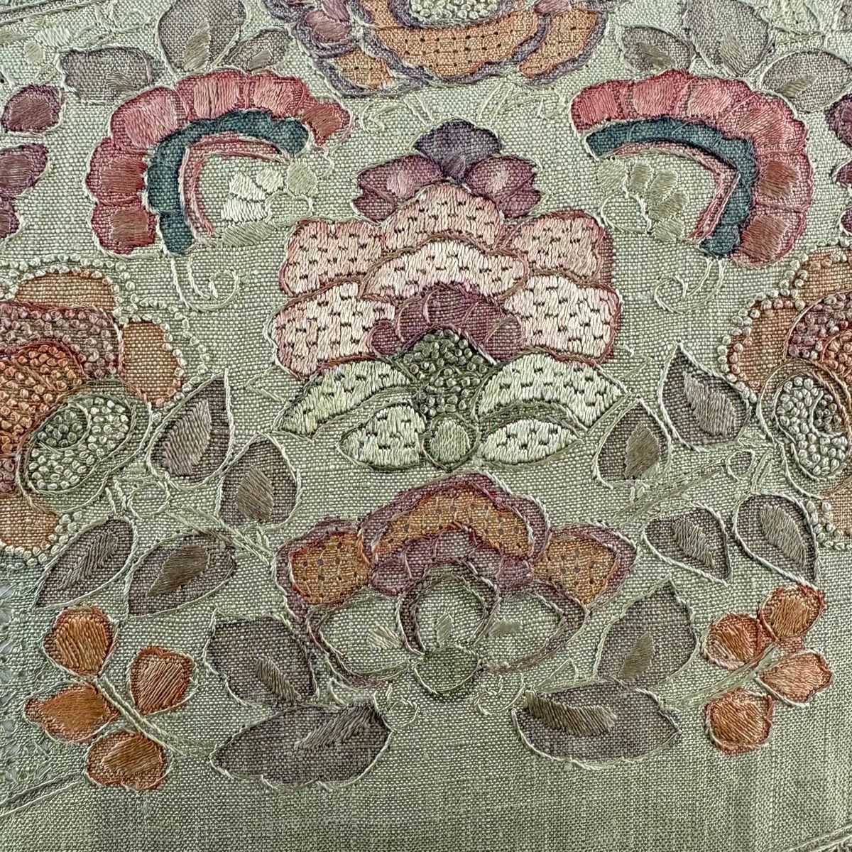 袋帯 落款あり 紬地 草花 ぼかし 青緑 お太鼓柄 正絹 袋帯 美品 秀品 紬地 関西仕立て 草花 七宝 刺繍 よもぎ色