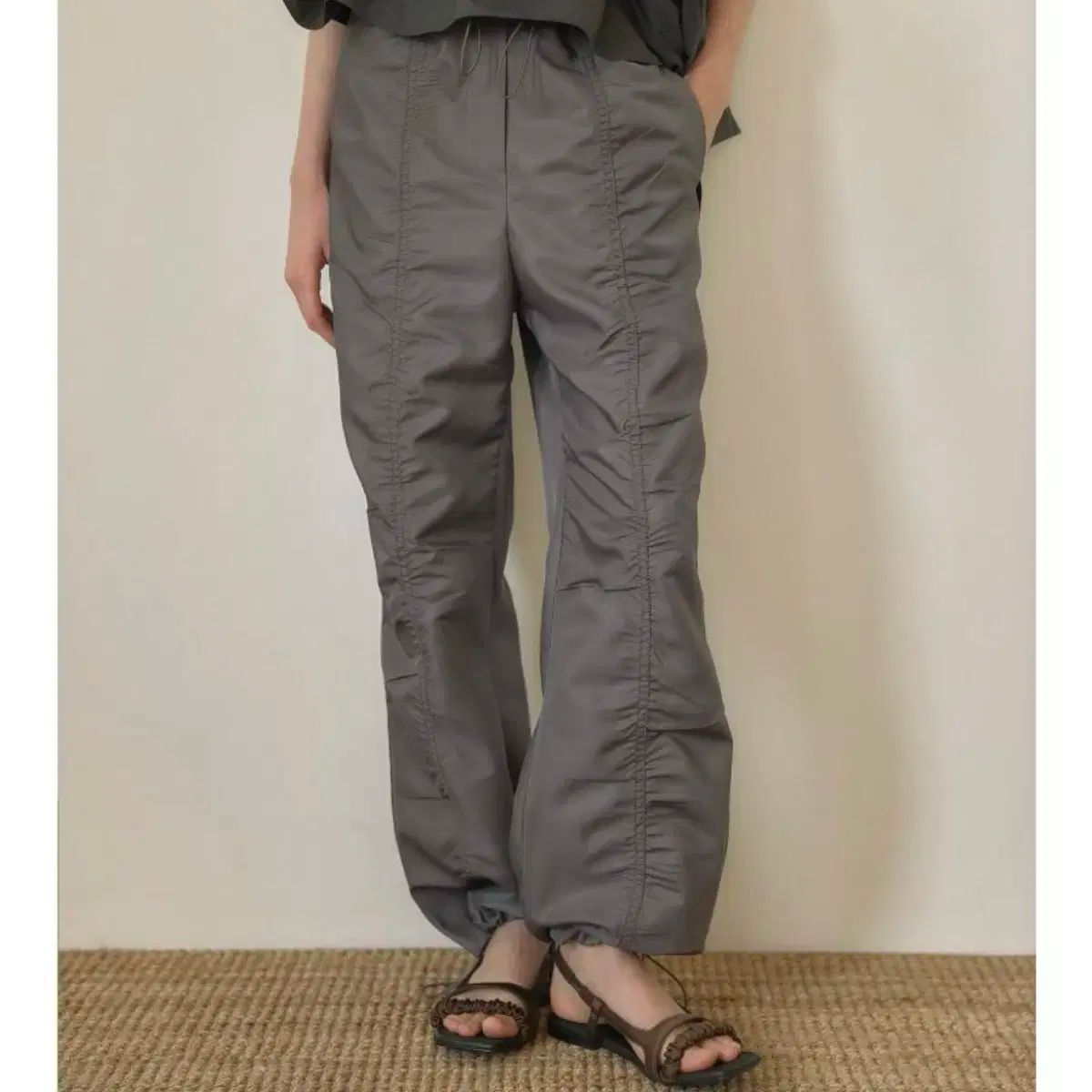 オーロ ナイロン シャーリング ジョガー パンツ チャコール DECORATOM_COM_BR