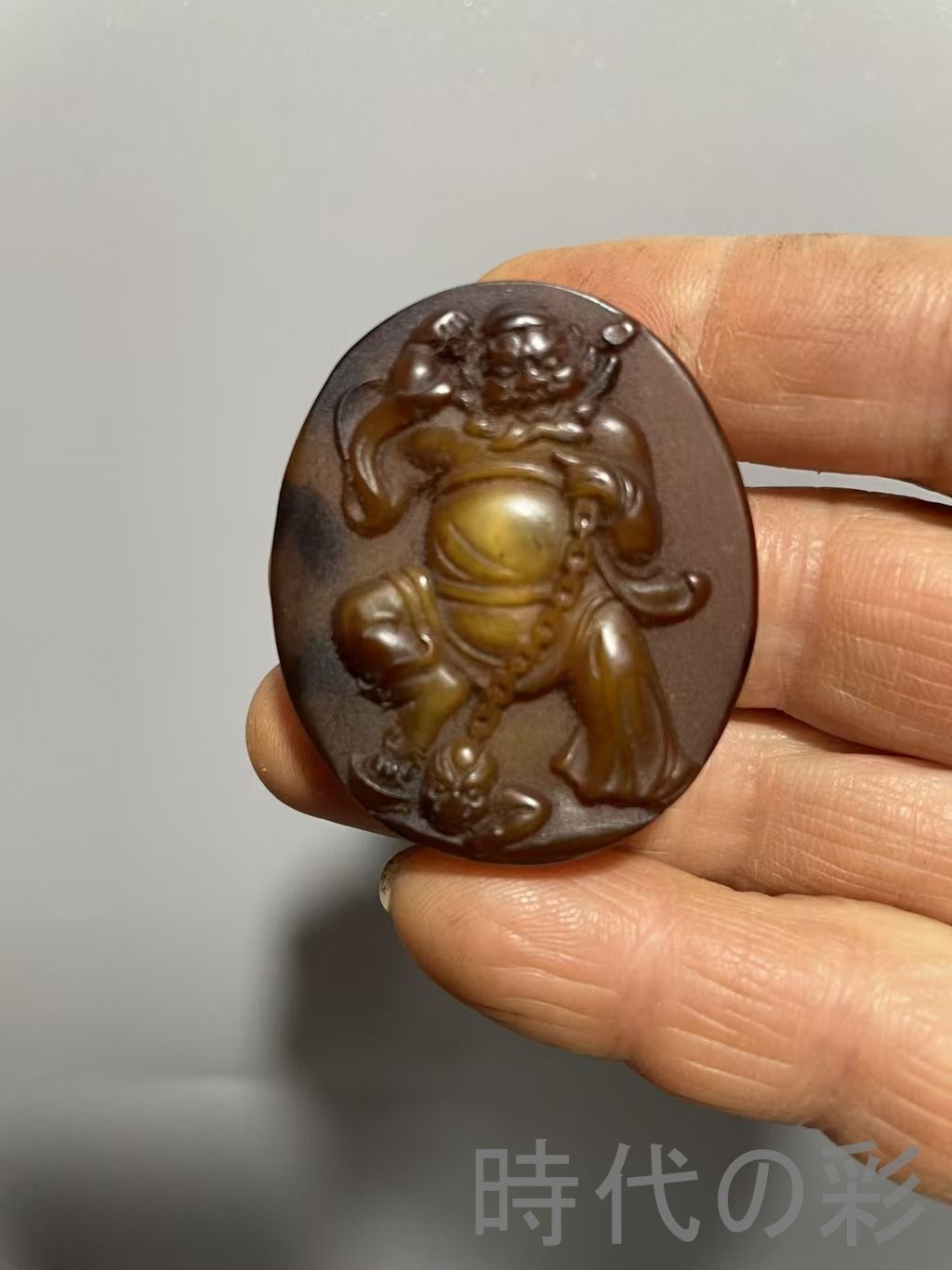 古 中国古美術 旧蔵 天然牛角 彫刻 鍾魁捉鬼 牌子 唐物 古玩 骨董 お守り 装身具 細密彫刻 R07092908