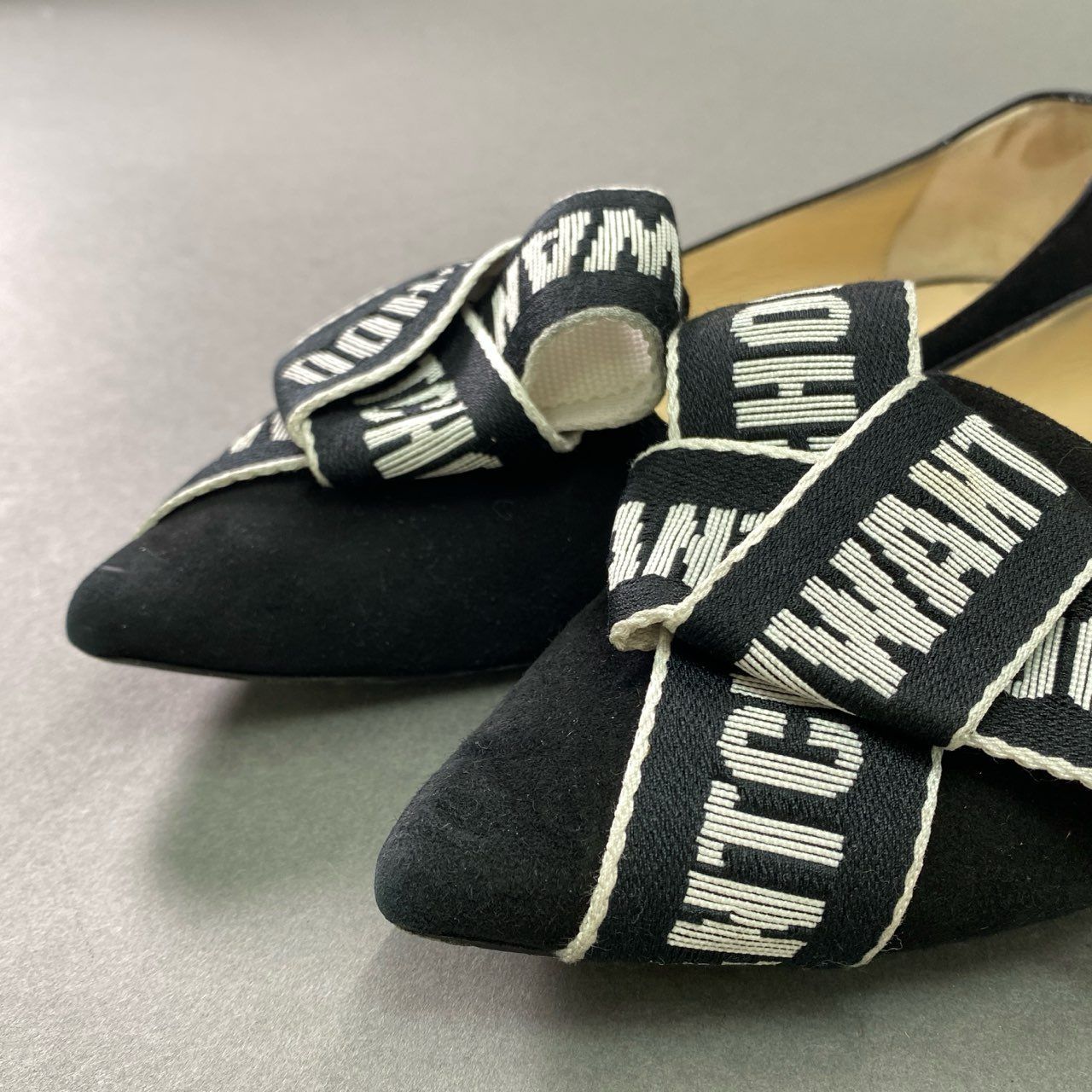 JIMMY CHOO. ロゴリボンフラットシューズ