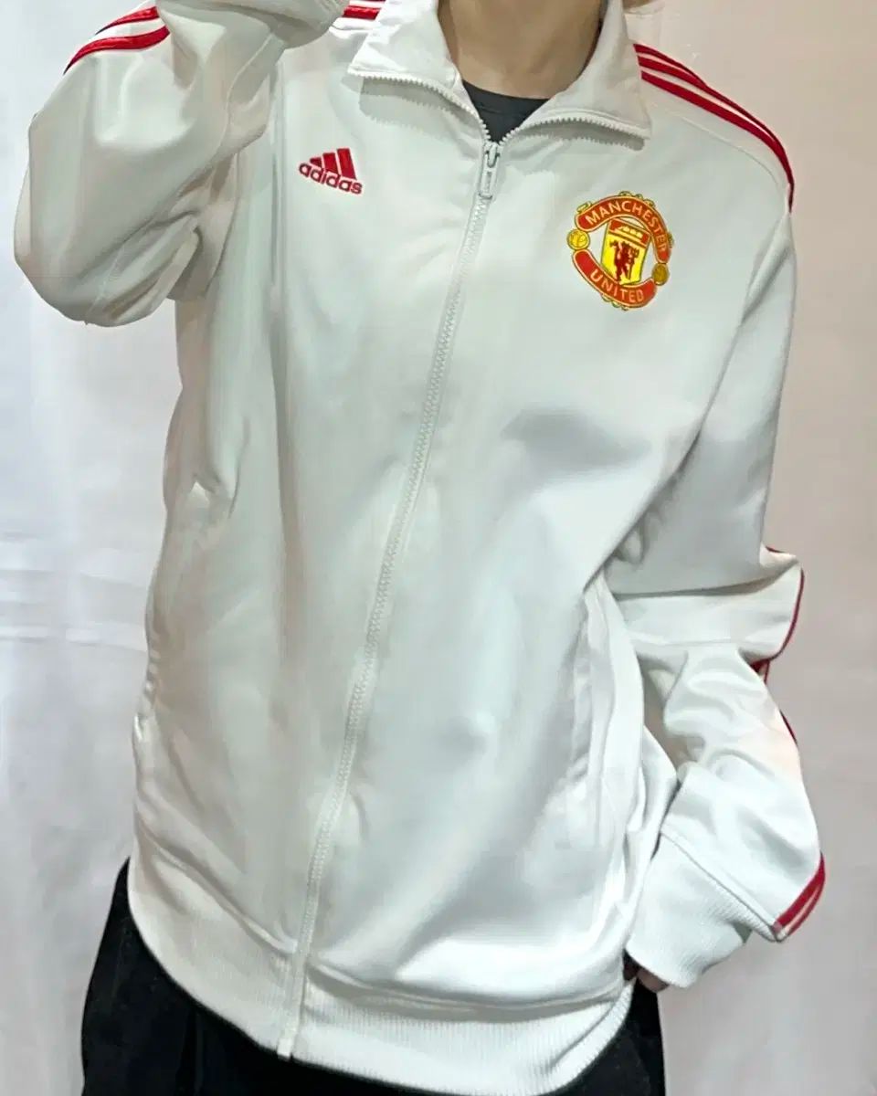 アディダス マンチェスターユナイテッド 白 トラックジャージ