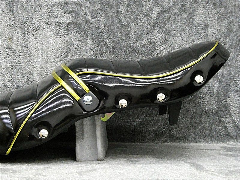 鋲打ち 黒金エナ