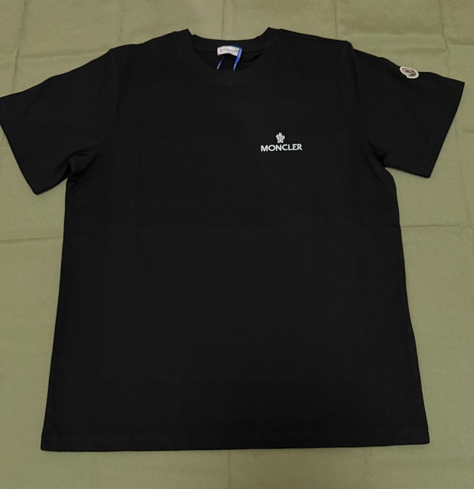 MONCLER ブラック ロゴ Tシャツ 新品タグ付き 新品タグ付き MONCLER ブラック Tシャツ ロゴ入り 【公式通販】