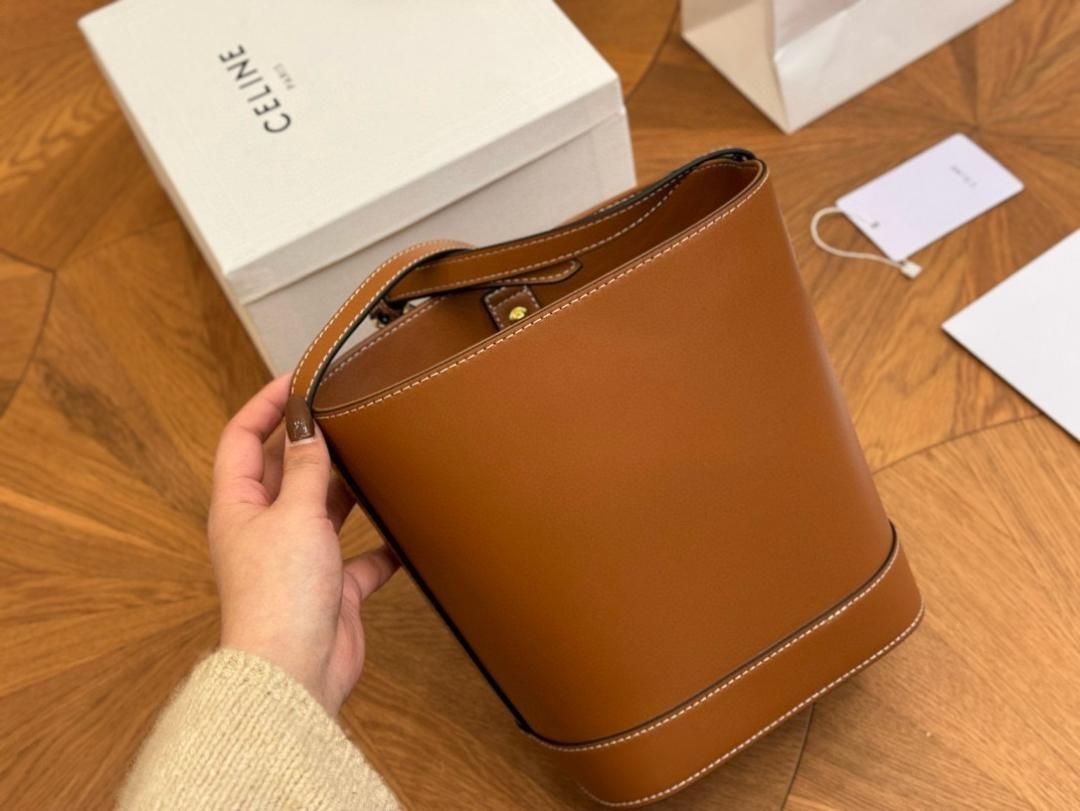CELINE スモール バケット キュイル トリオンフ【関税送料込】 CELINE(セリーヌ) スモール バケット キュイル トリオンフ