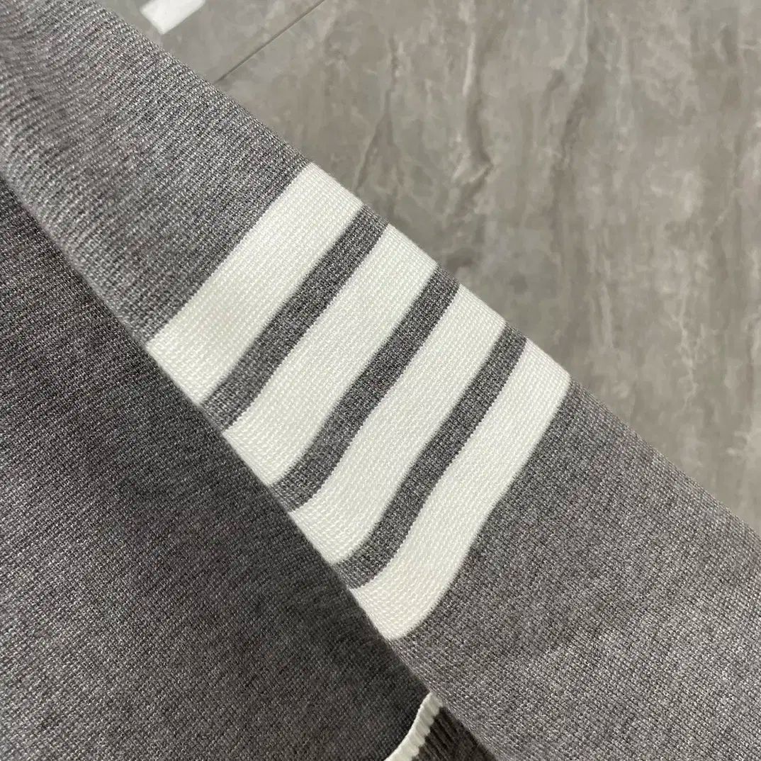 THOM BROWNE トムブラウン 大判 マフラー ダークグレー ユニセックス Thom Browne(トム・ブラウン) ユニセックス カジュアル ロゴ