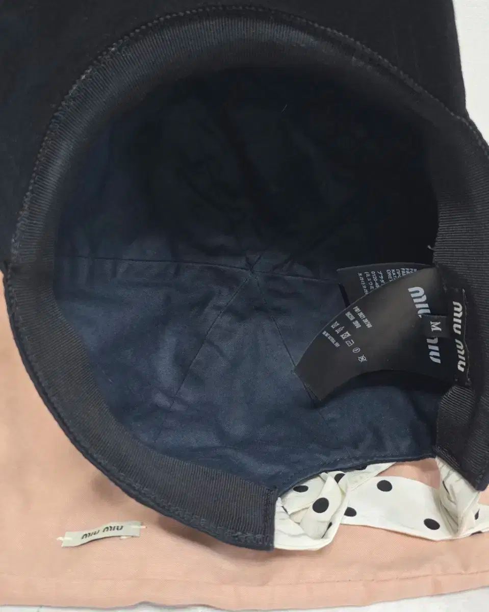 miu miu / ミュウミュウ　ブラック キャップ ドット リボン付き　帽子 miu miu / ミュウミュウ ブラック キャップ ドット リボン付き 帽子