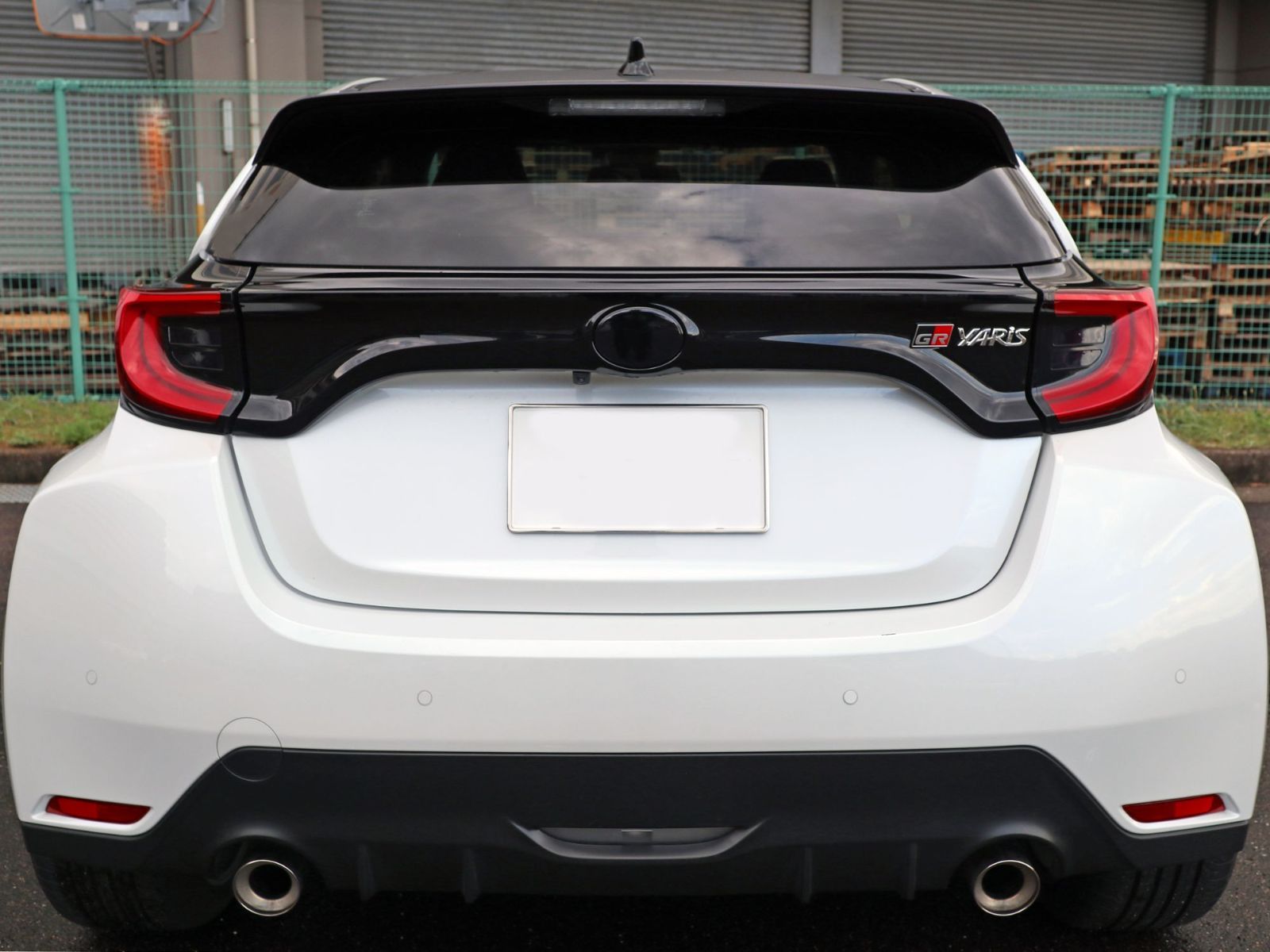 Tint+何度も貼れるエンブレム スモークフィルム(ブラックスモーク5％ 前後セット) GRヤリス GXPA16/MXPA12 gr ヤリス yaris mxpa16 gxpa12
