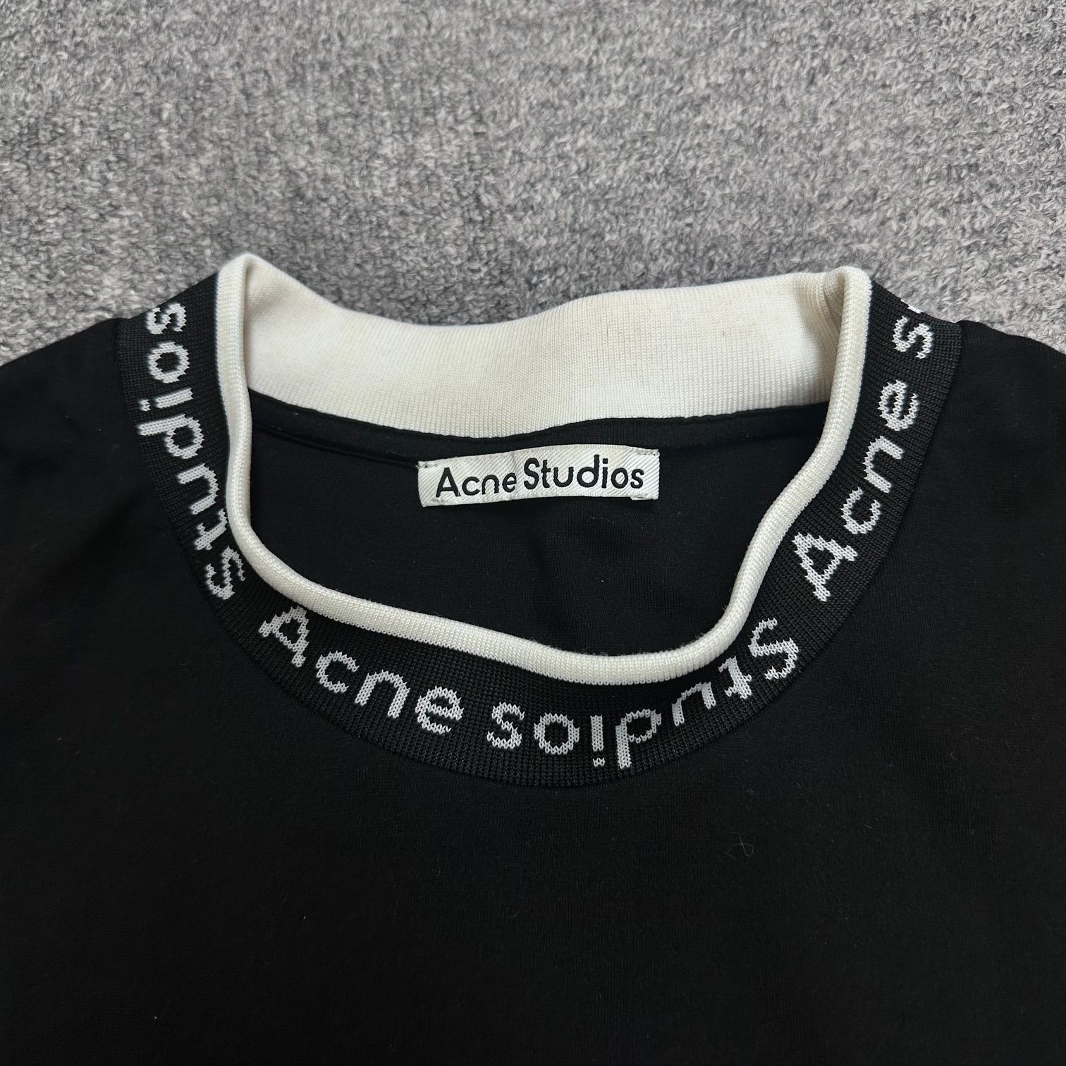Acne studios アクネストゥディオス　モックネックTシャツ　ロゴ　黒 Acne studios アクネストゥディオス モックネックTシャツ ロゴ