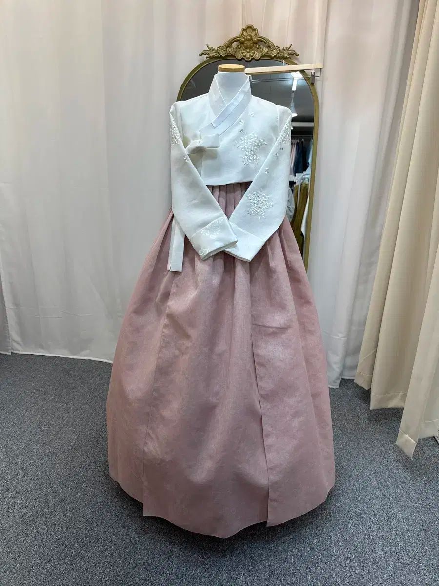 55 サイズ 韓服セット 白 刺繡 ショート ピンクのスプリットスカート