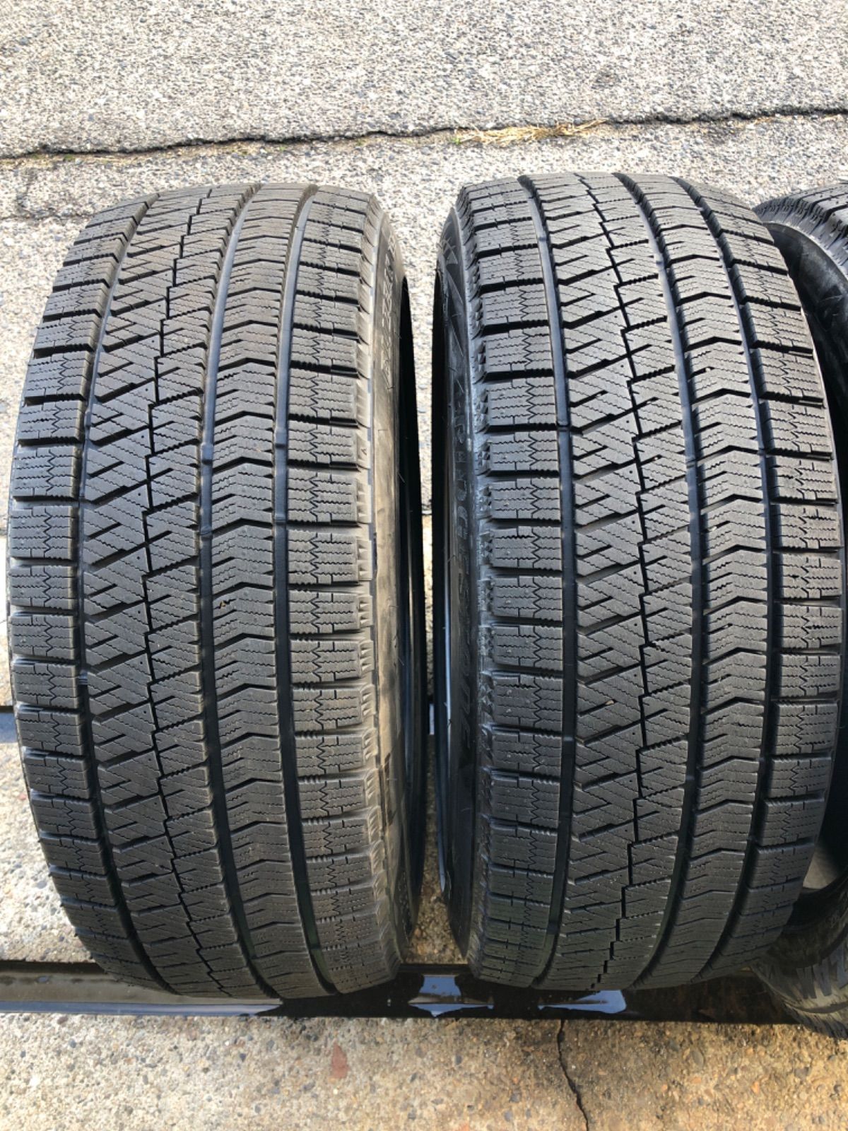スタッドレス ブリヂストン VRX2 225/45R18 2020年製 2本 バリ山 イボ付き。