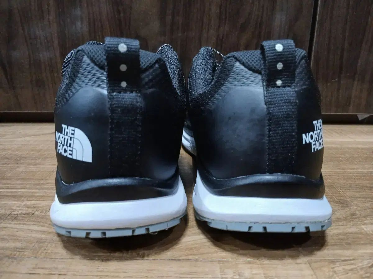 トレッキングシューズ