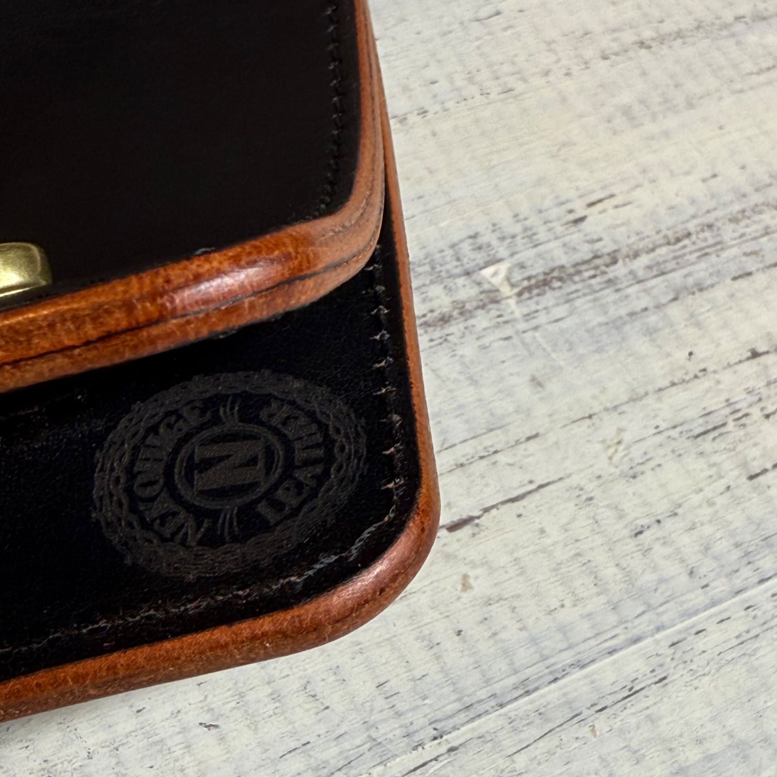 トラッカーウォレット ミドル 2層】ブラック 茶芯 北米ステア