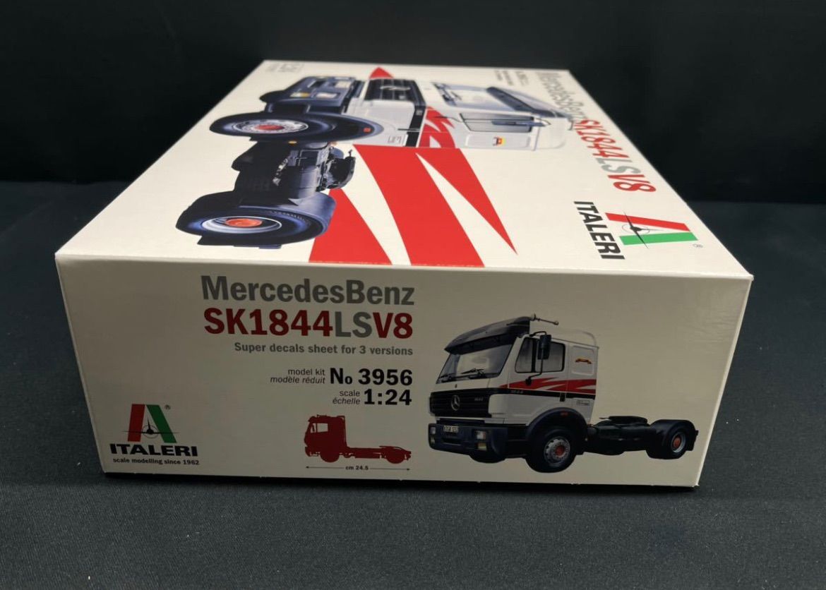 IT3956 イタレリ 1/24 メルセデス・ベンツSK 1844 LS V8