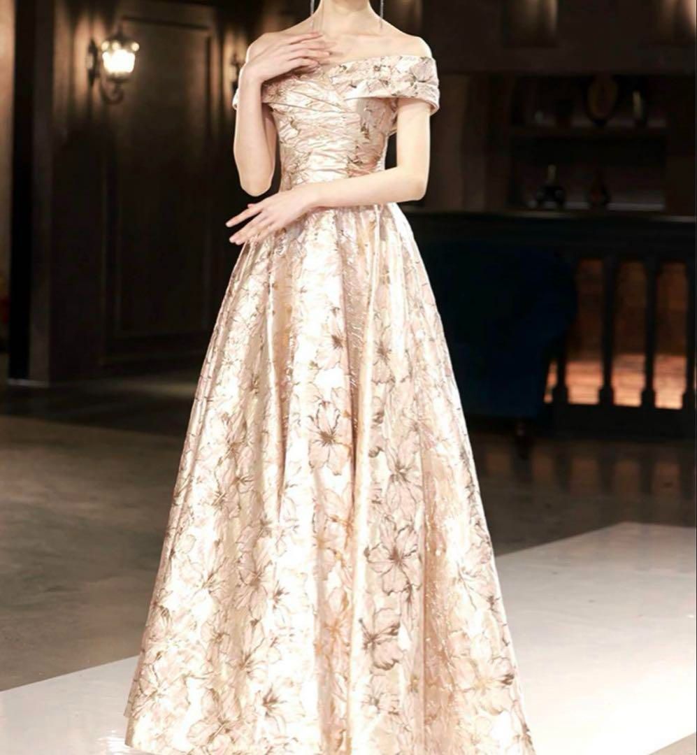 花柄の生地が華やかなオフショルダーのイブニングドレス オシャレで美しい花柄生地のオフショル イブニングドレス?.? - メルカリ