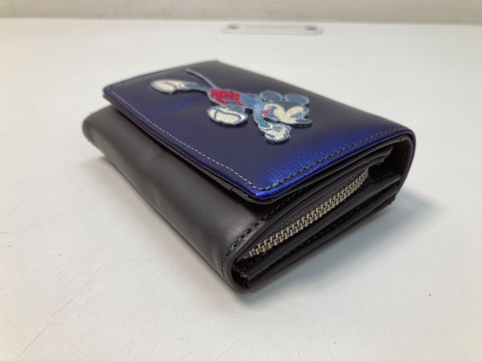 □未使用□ｱｺﾓﾃﾞﾃﾞｨｽﾞﾆｰﾐｯｷｰ 折り財布 （7952）【☆38-206