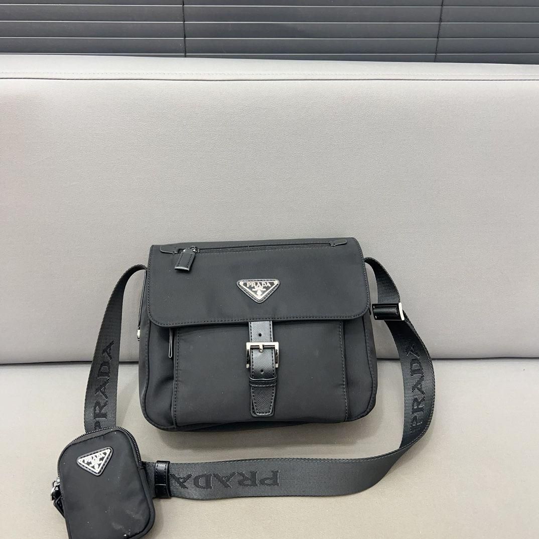 PRADA ナイロンメンズショルダーバッグ