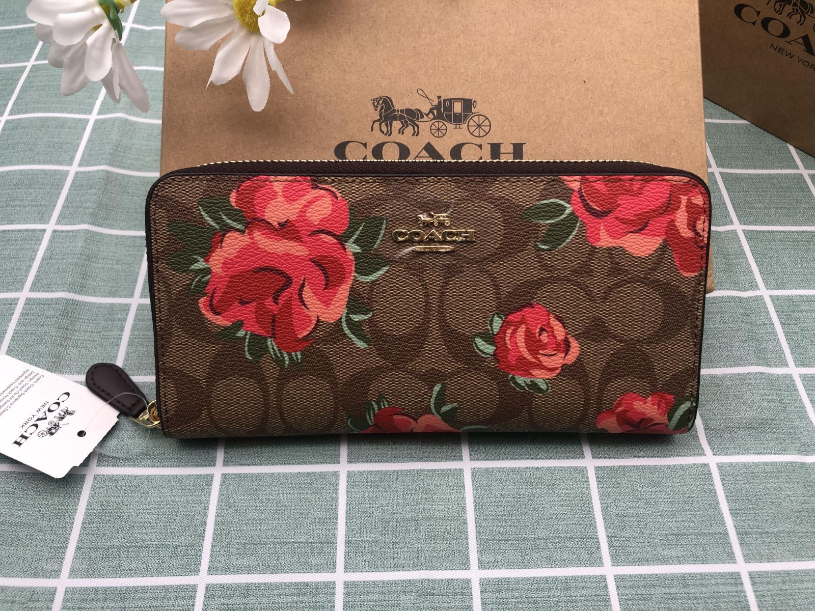 コーチ 財布 長財布 COACH プレゼント クーポン配布 記念日 アコーディオン 誕生日 ロゴ シグネチャー 贈り物 ギフト ウォレット 新品  未使用 レディース  花柄 アウトレット品 アラウンド ナチュラル  A0A 184