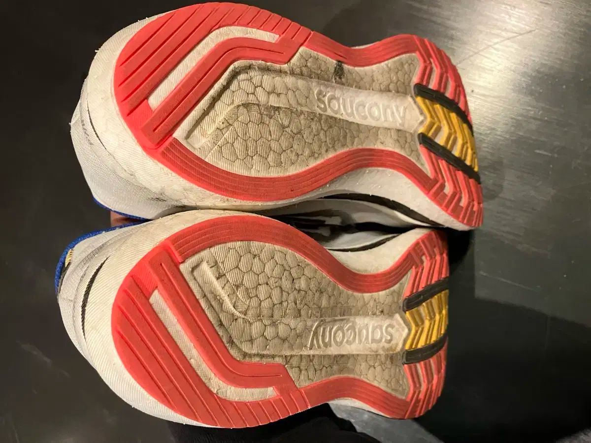 Saucony サッカニー