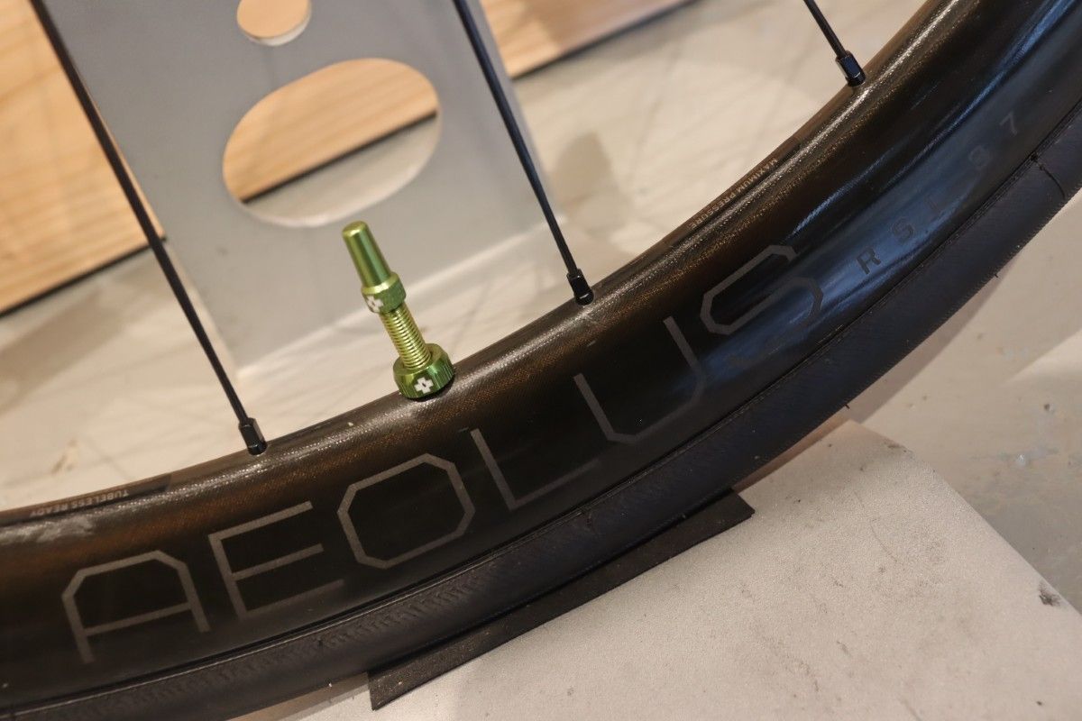 【前輪ジャンク】ボントレガー BONTRAGER アイオロス AEOLUS RSL 37 TLR カーボン チューブレス ホイールセット シマノ12S/11S 【千葉店】