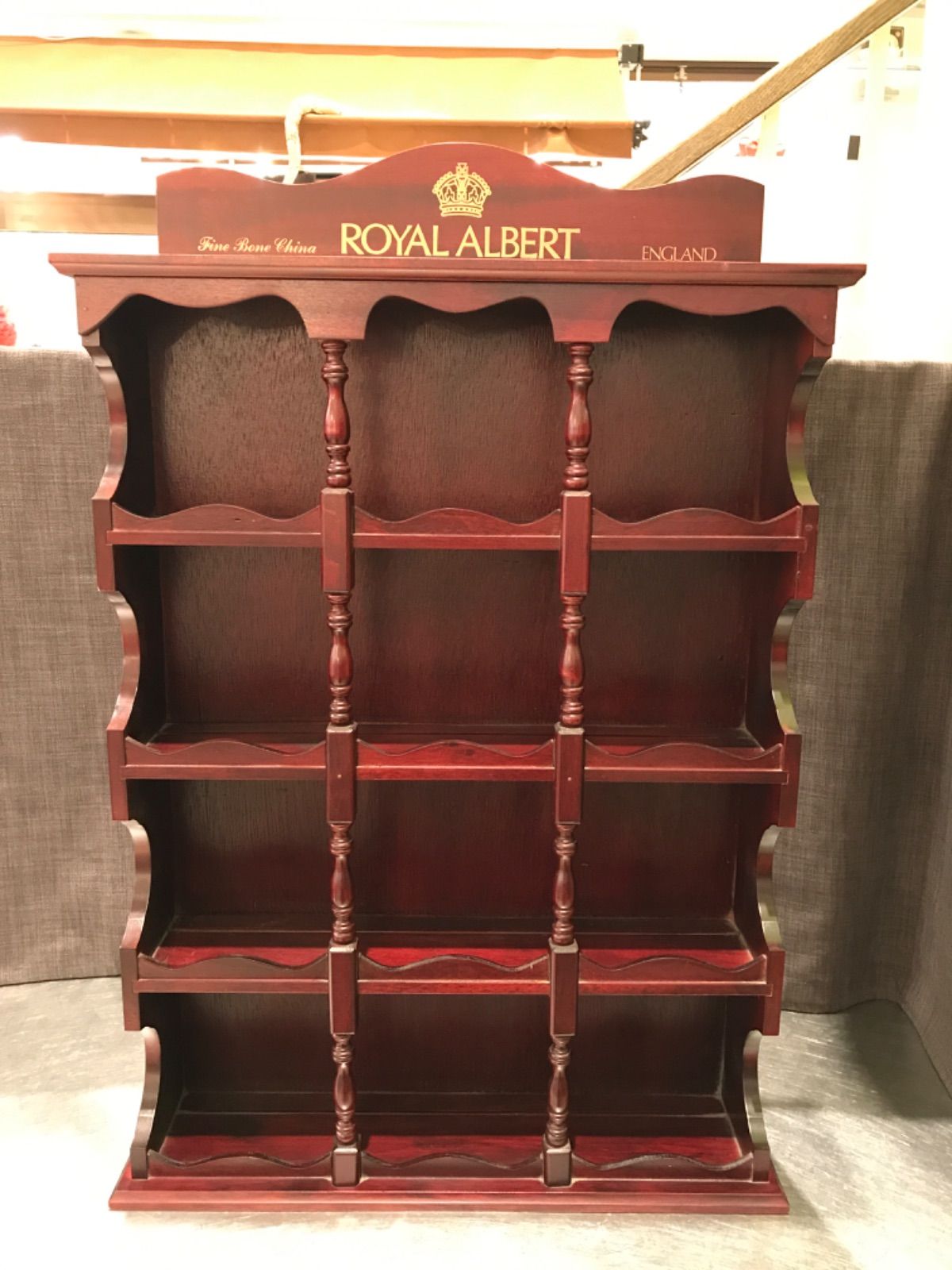 げアイテム 送料込 ロイヤル アルバート 飾り棚 壁掛け カップボード U R