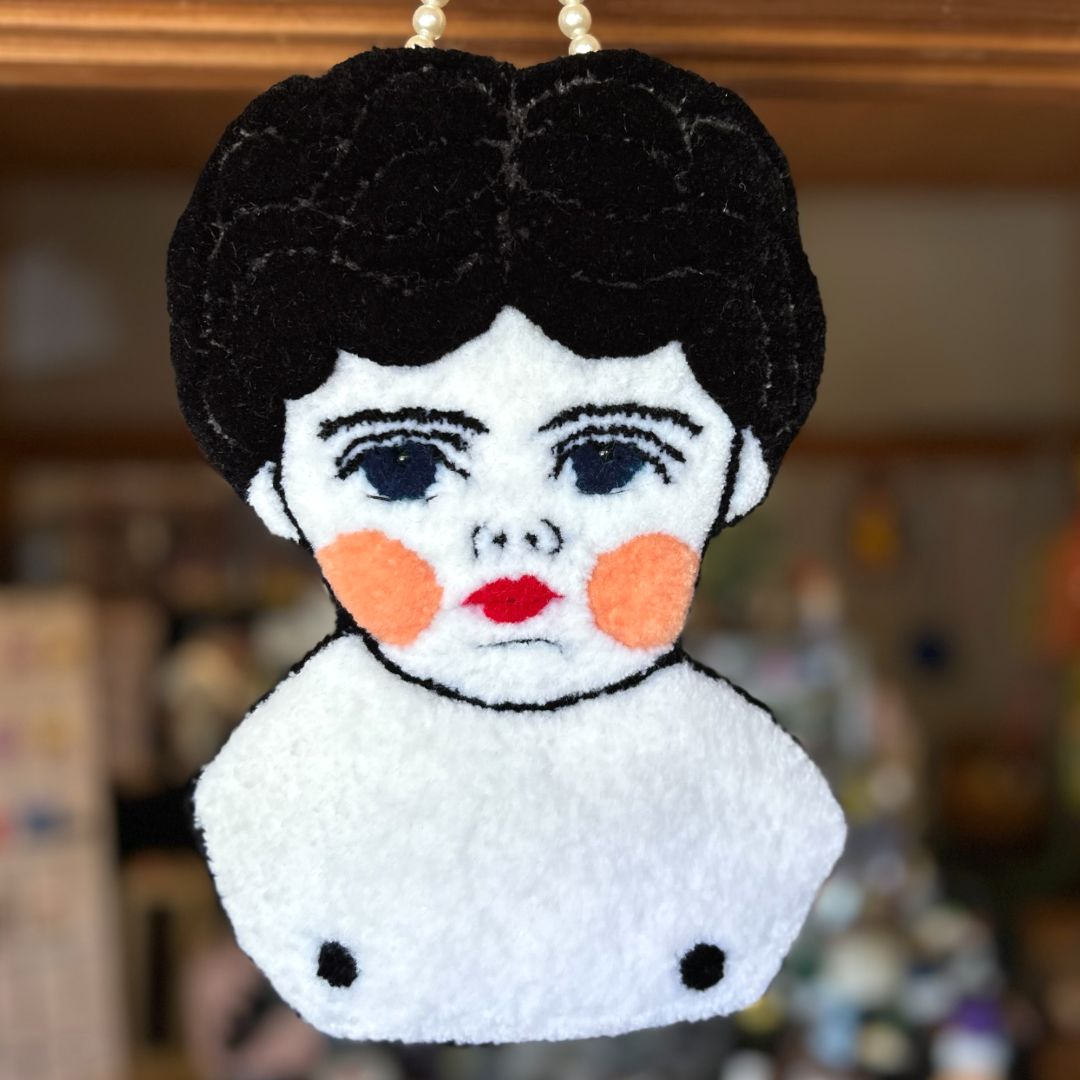 パンチニードル 壁飾り【アンティークチャイナヘッドドール