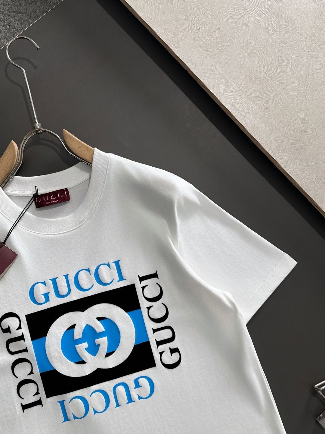 gucci tシャツ GUCCI T-shirt with '25 Gucci' print | REVERSIBLE