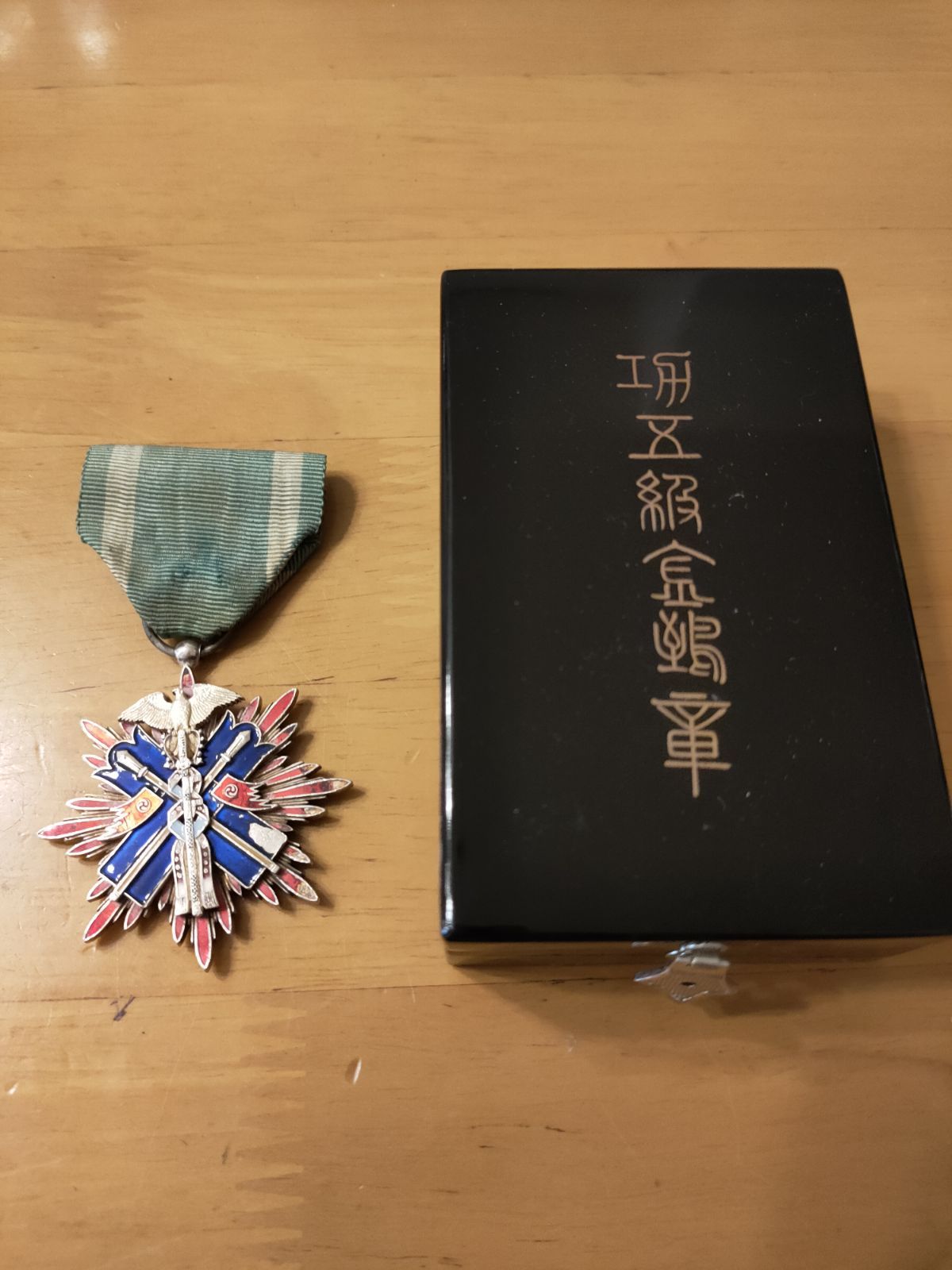 功五級金鵄勲章 明治勲章 共箱入り レア!】功五級金鵄勲章 明治勲章 共箱入 本物保証 358 - メルカリ