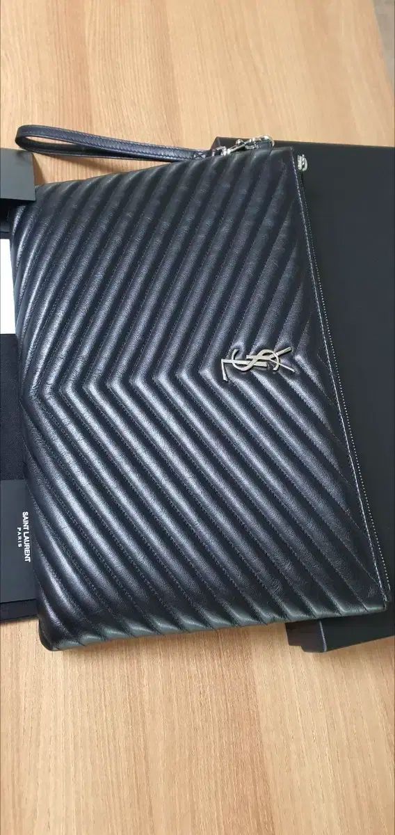 YVES SAINT LAURENT イヴ サンローラン Saint Laurent サンローラン クラッチ クラッチバッグ ラージ シルバー金具 レシート O