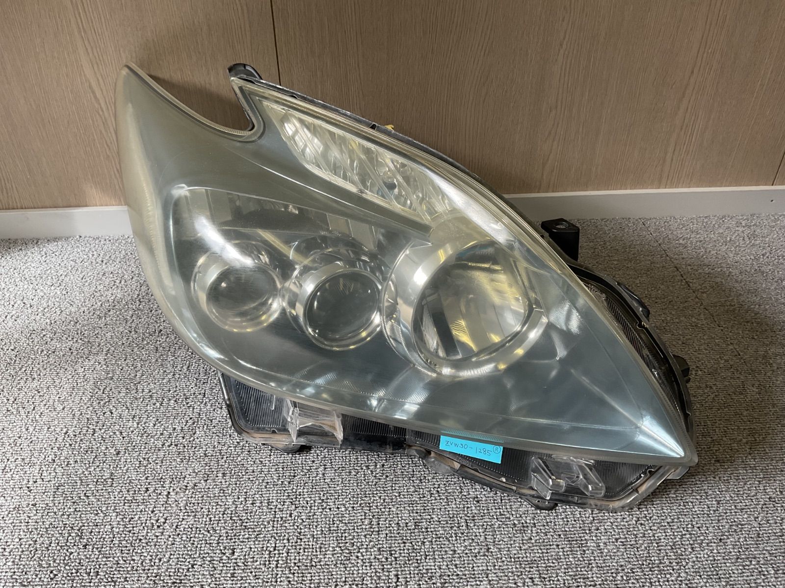 トヨタ プリウス ZVW30　左ヘッドライト 1285