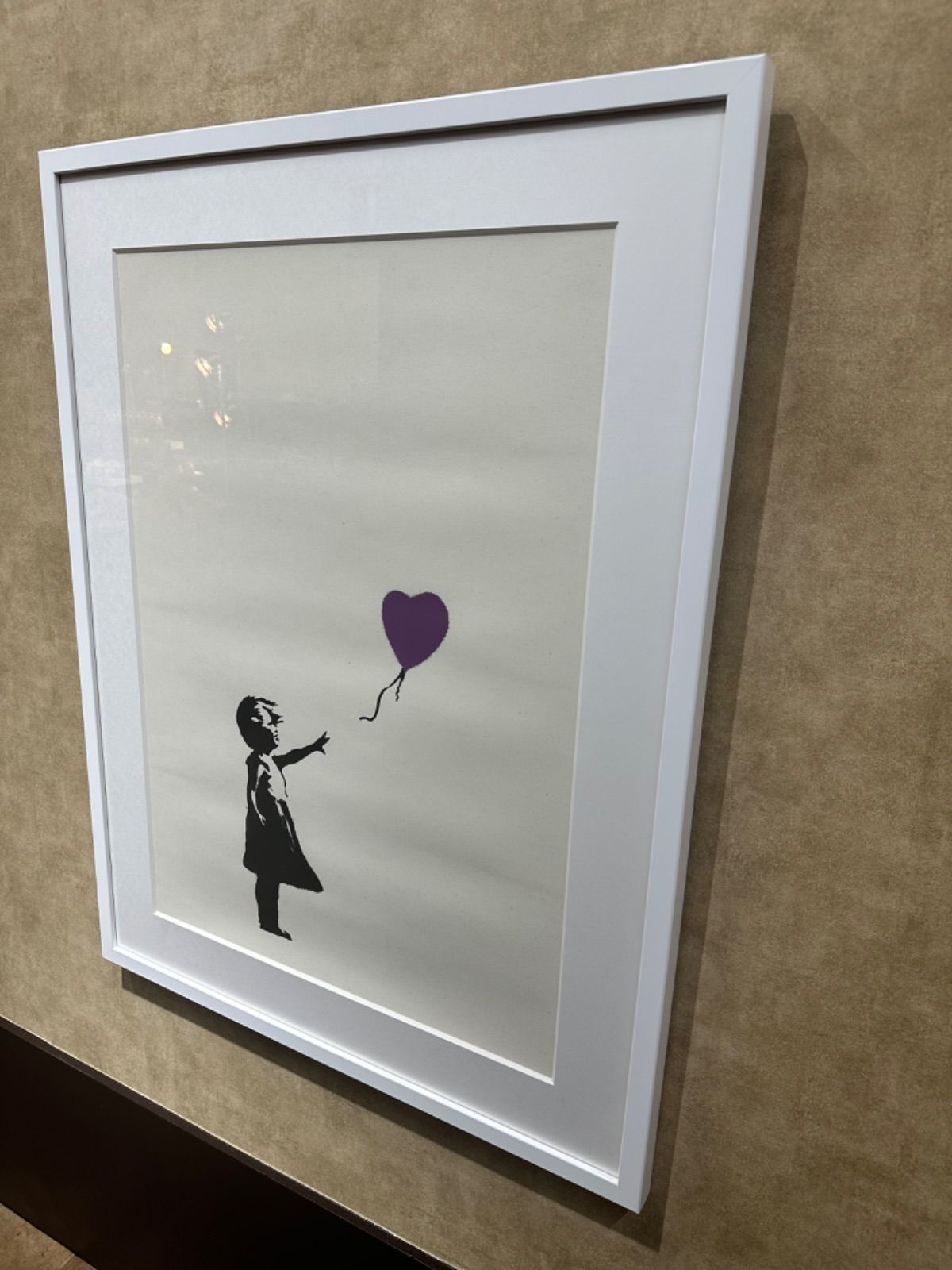 額装品】【真作】【額付】バンクシー Banksy 「GIRLWITHBALLOON(purple)」「風船と少女」 シルクスクリーン WCP  BANKSY COPY - メルカリ