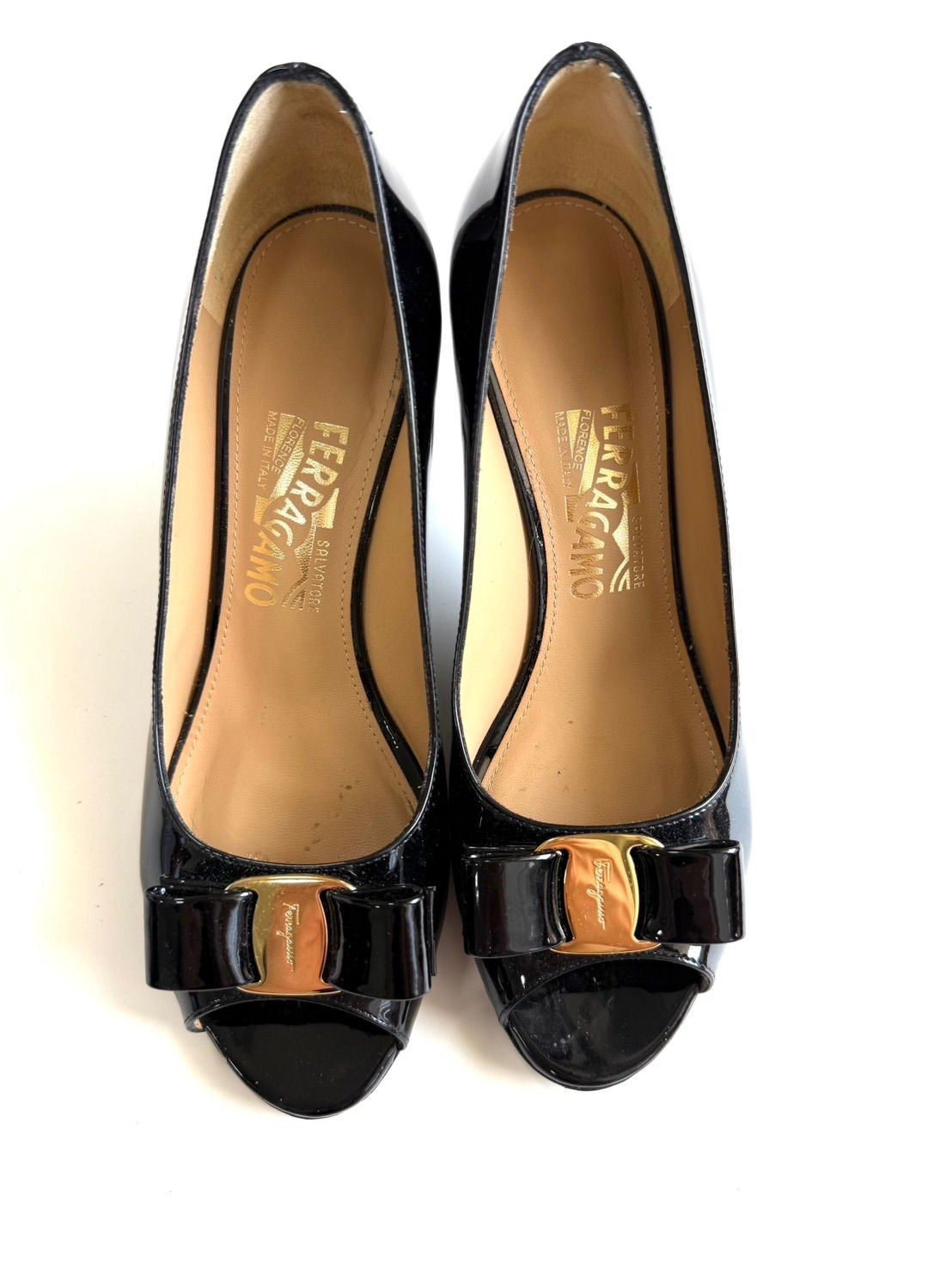 【箱・保存袋付き】Ferragamo フェラガモ ヴァラリボン パテントレザー パンプス 7cmヒール 黒 7½D