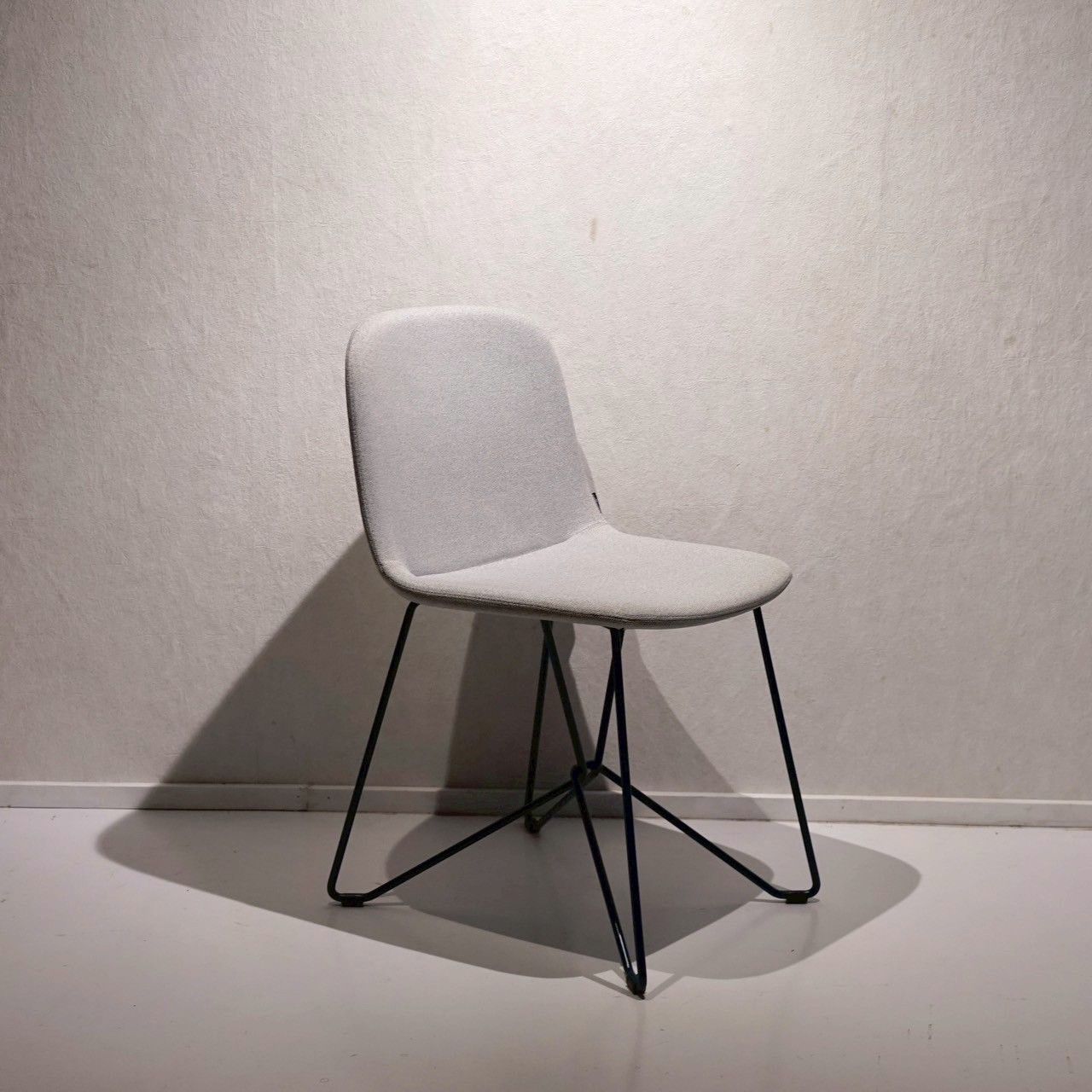 カリガリス Calligaris ヴェーラ VELA ダイニングチェア アームレス チェア 椅子 ファブリック イタリア製 モダン コンテンポラリー ミニマル