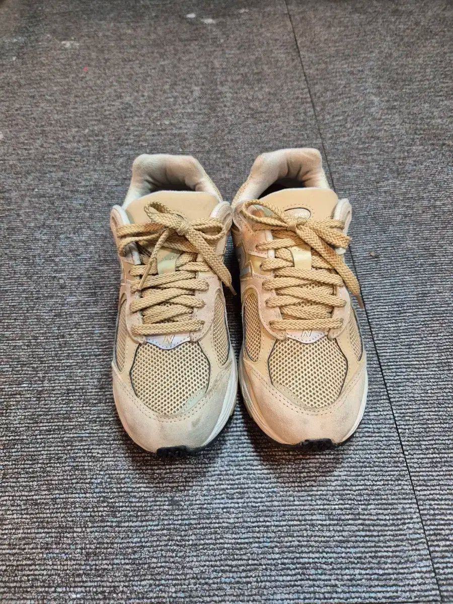 【値下げ！】 2026新品~New Balance(ニューバランス) 2002r ベージュ マジックテープ シニア