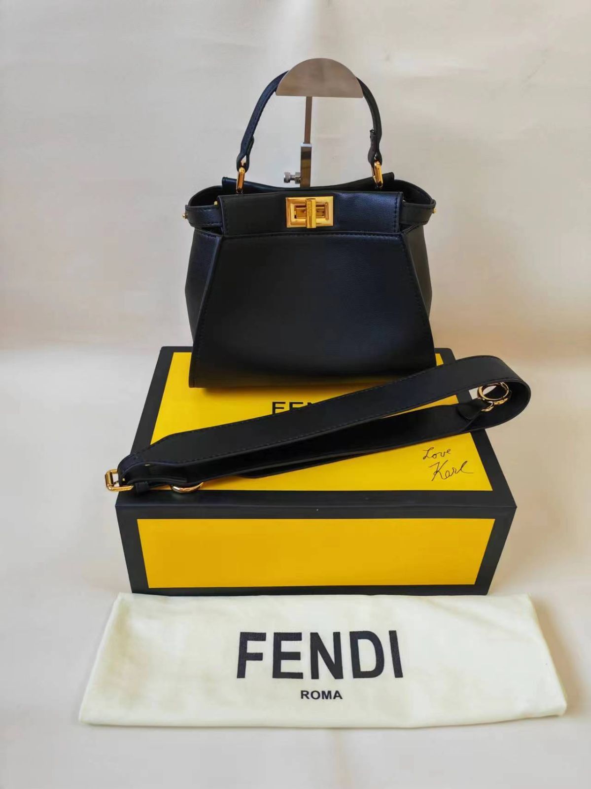 FENDI フェンディ ピーカブー スモール ターンロック ロゴ 金具 レザー 2way ハンドバッグ ショルダーバッグ ブラック